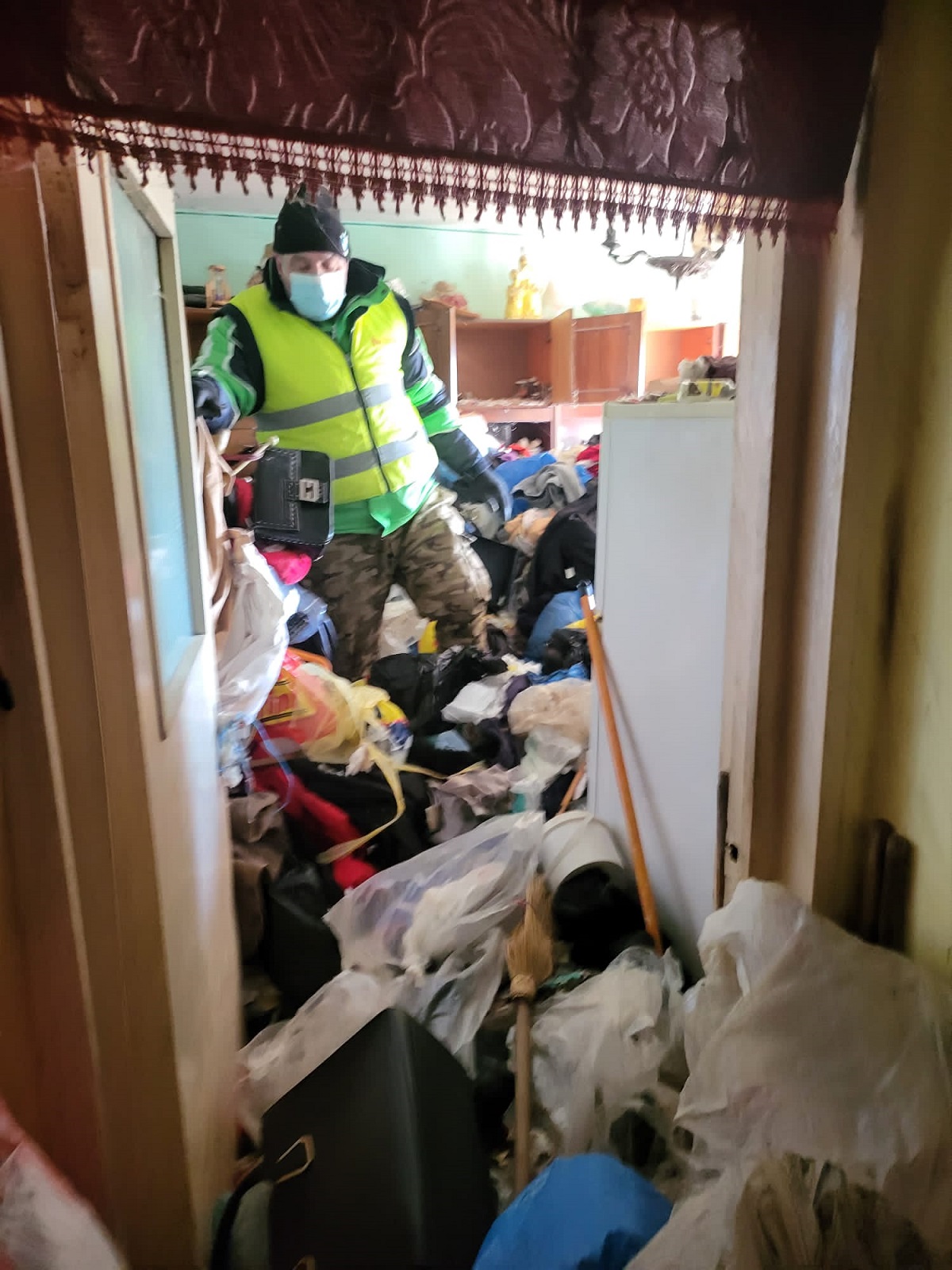 Un apartament din Baia Mare a fost curățat de tone de gunoaie prin Ordonanță Președințială. Proprietara și fiica ei, duse la Spitalul de Boli Infecțioase