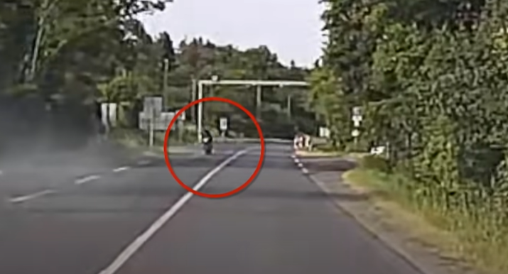 Így ne! Felelőtlen motoros zúzott le egy autót: kis híján tragédia lett a manőver vége - videó
