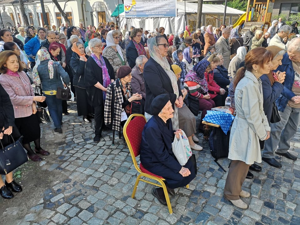 Sute de oameni participă la slujba de Izvorul Tămăduirii de la Biserica Mavrogheni. Ce nu ai voie să faci azi pentru a nu fi lovit de blestem | FOTO