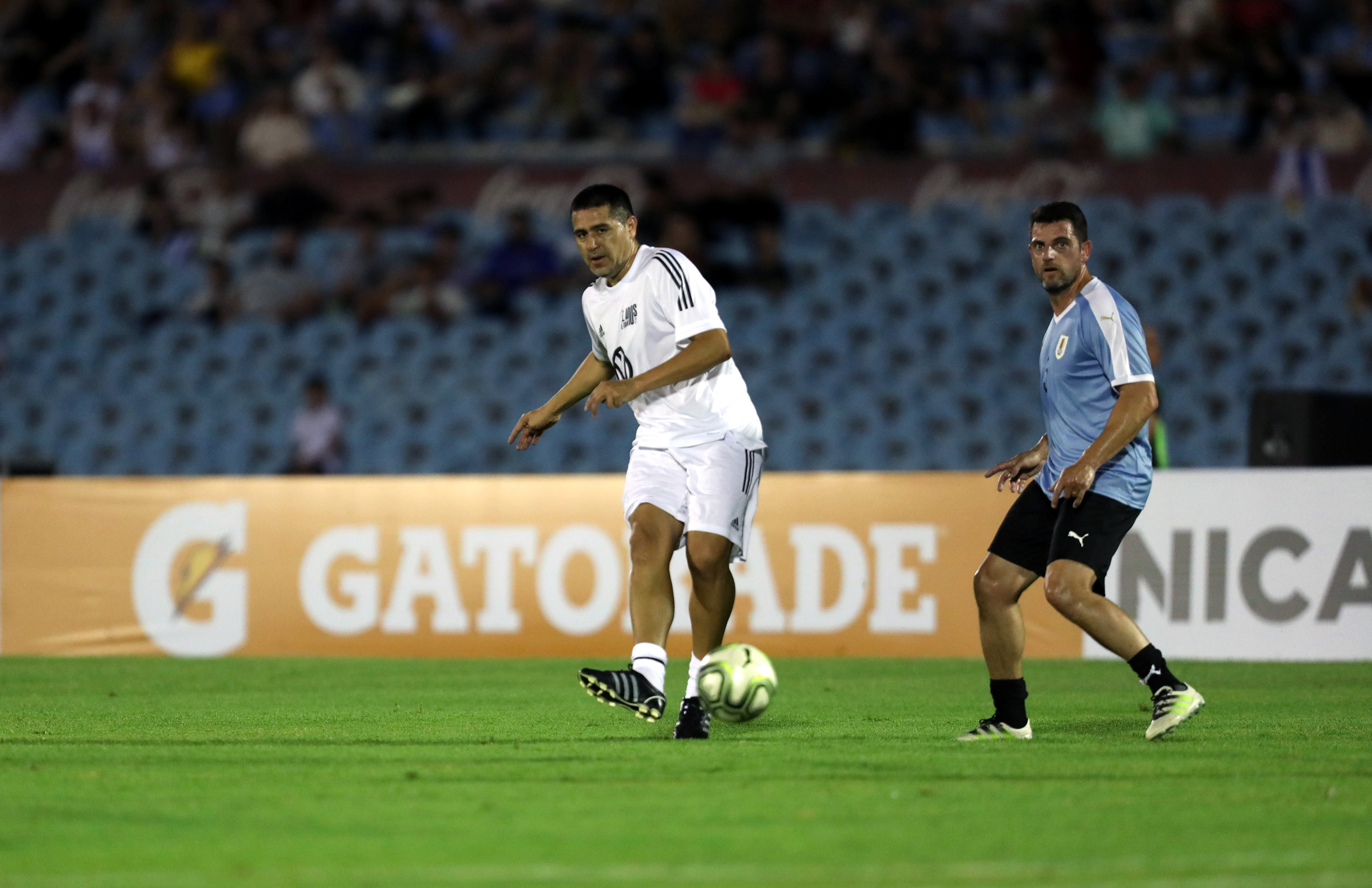 Show total la retragerea lui Diego Forlan, cel mai bun fotbalist de la CM 2010. Luis Suarez a fost portar!