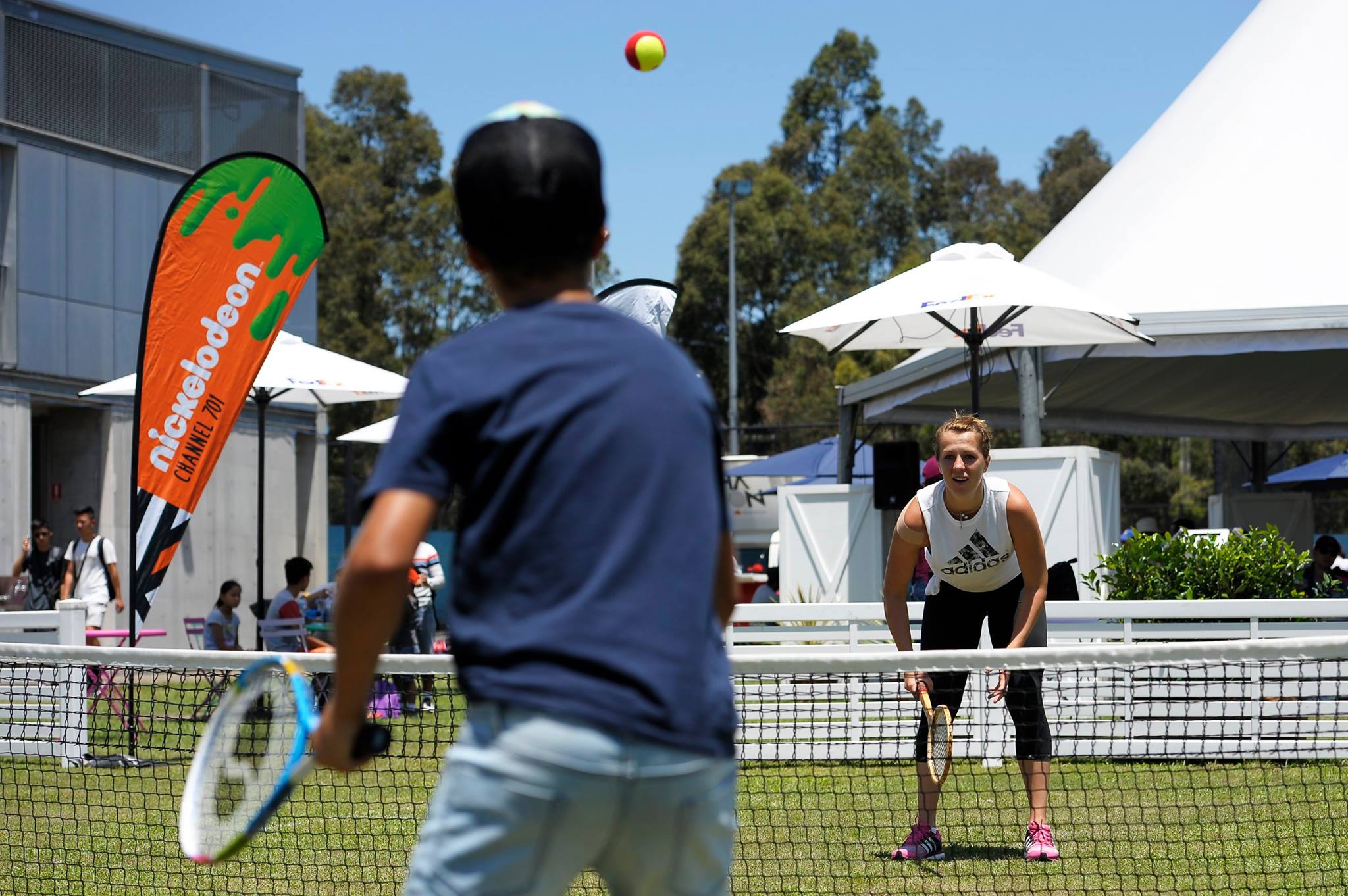 Simona Halep, strălucitoare la petrecerea jucătoarelor. La Sydney, sportiva a fost în formă și la ”Kids Day”, avându-l alături pe bulgarul Grigor Dimitrov, cel mai râvnit bărbat din circuit. Accidentarea care a făcut-o să abandoneze la Brisbane n-a trecut/ FOTO & VIDEO