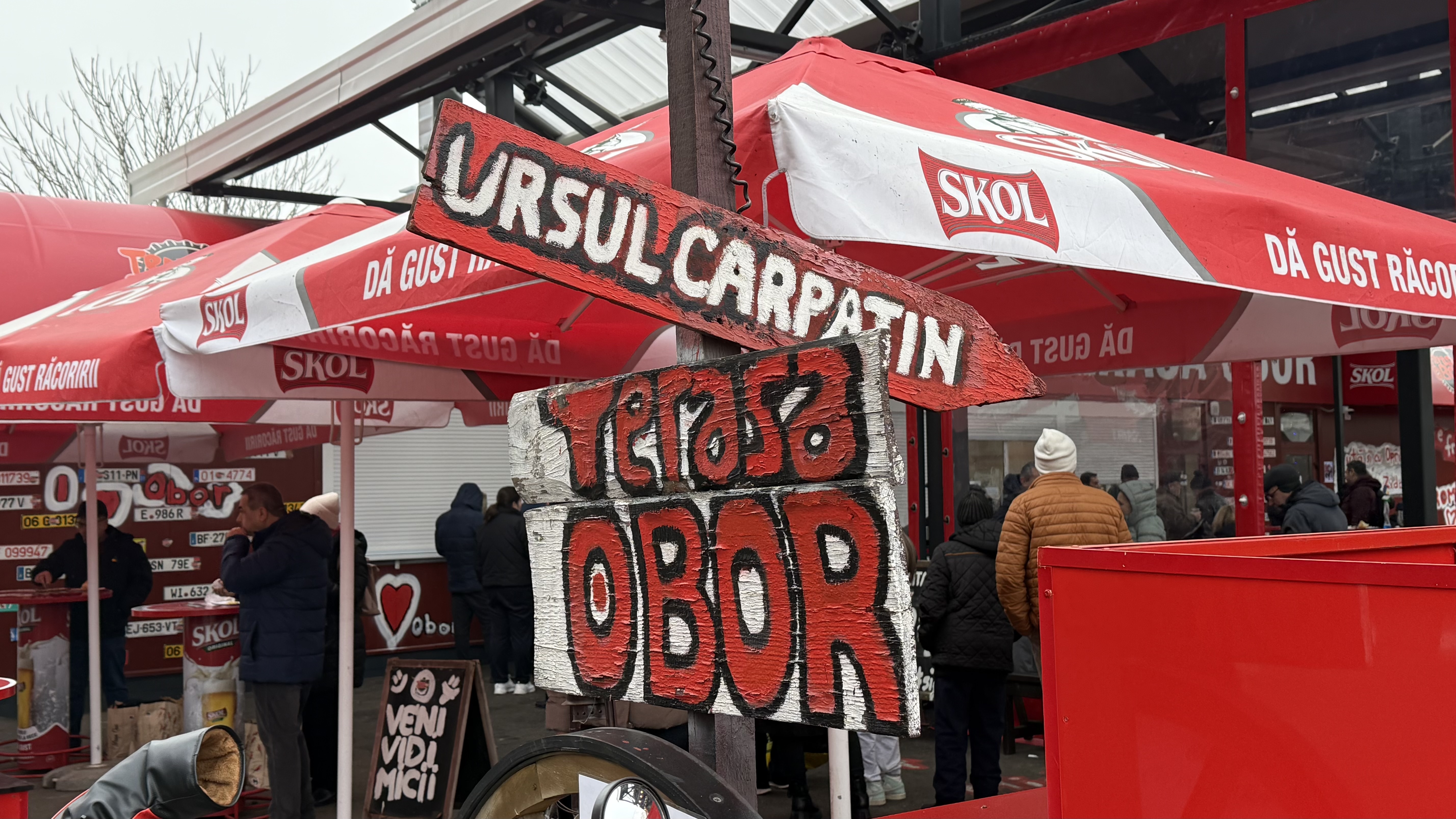 Terasa Obor și-a schimbat locația, dar cozile sunt la fel de mari. Cât costă un mic cu muștar în cea mai cunoscută piață din București