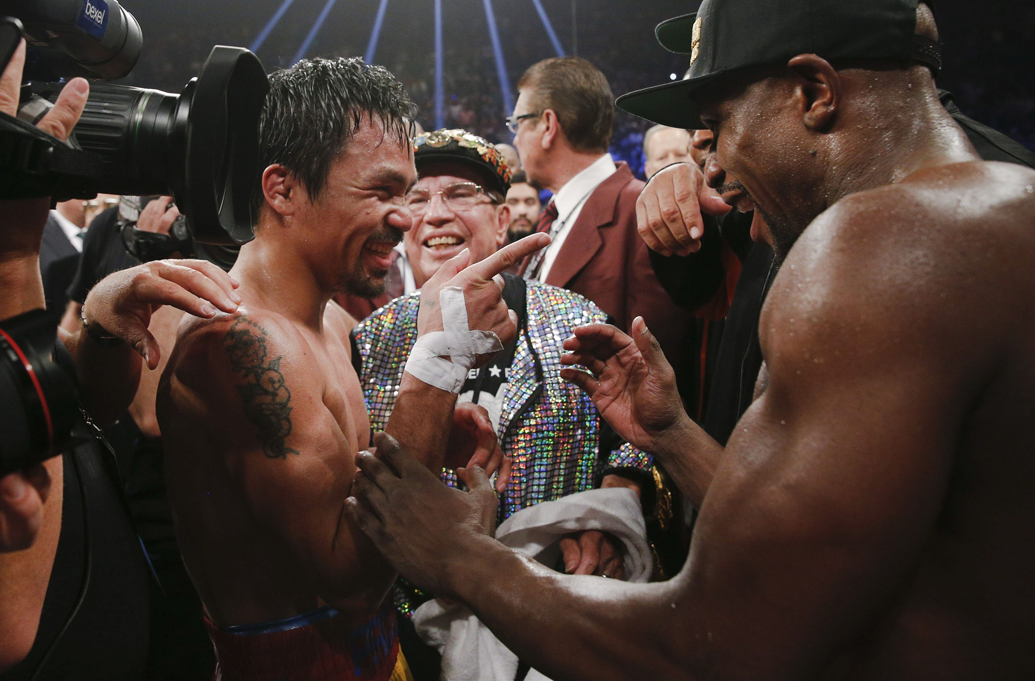 MAYWEATHER l-a bătut la puncte pe PACQUIAO. Lupta a dezamăgit! / FOTO