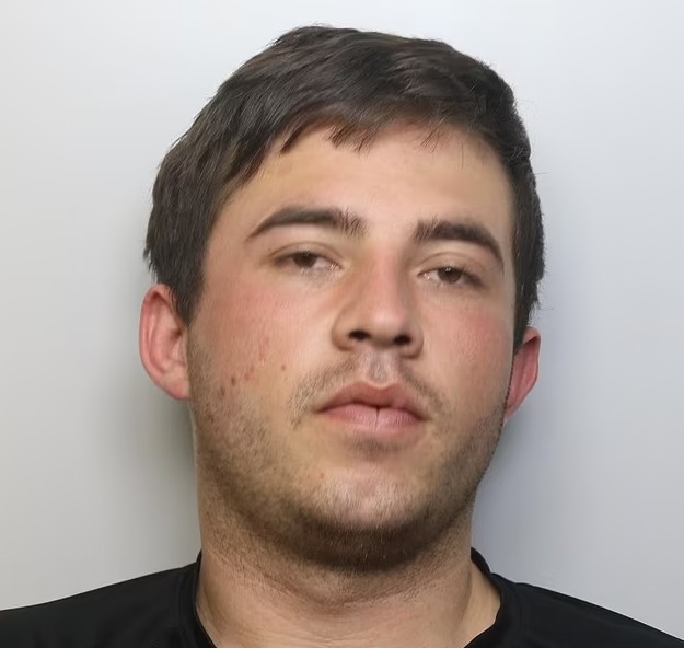 Curier român, ucis de hoții care i-au furat duba în timp ce livra colete în Anglia. Claudiu a rămas agățat de portieră 800 de metri