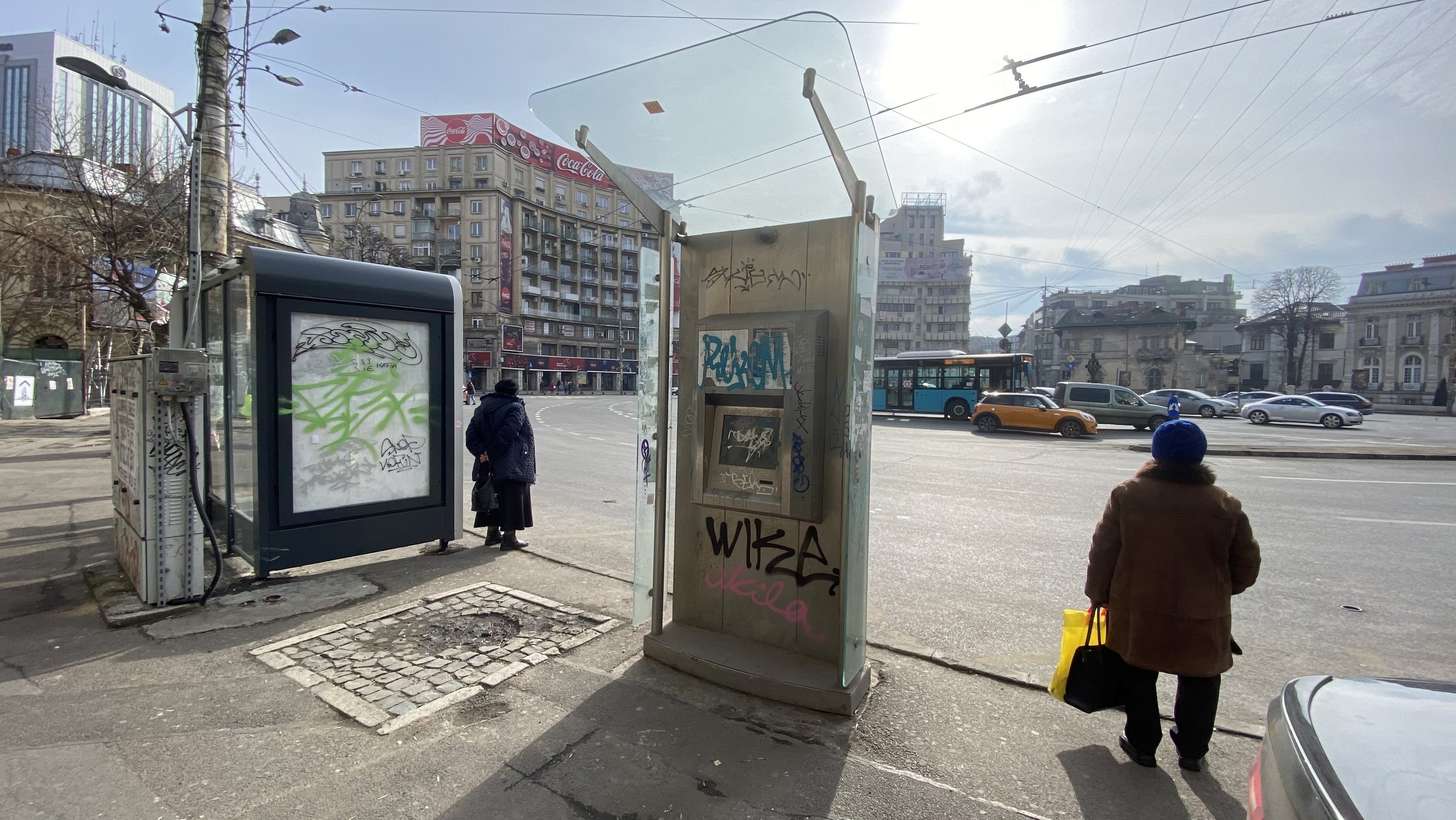 De 9 ani, chioșcurile informative de 400.000 de euro, care au funcționat doar câteva luni, zac vandalizate și inutile în centrul Bucureștiului