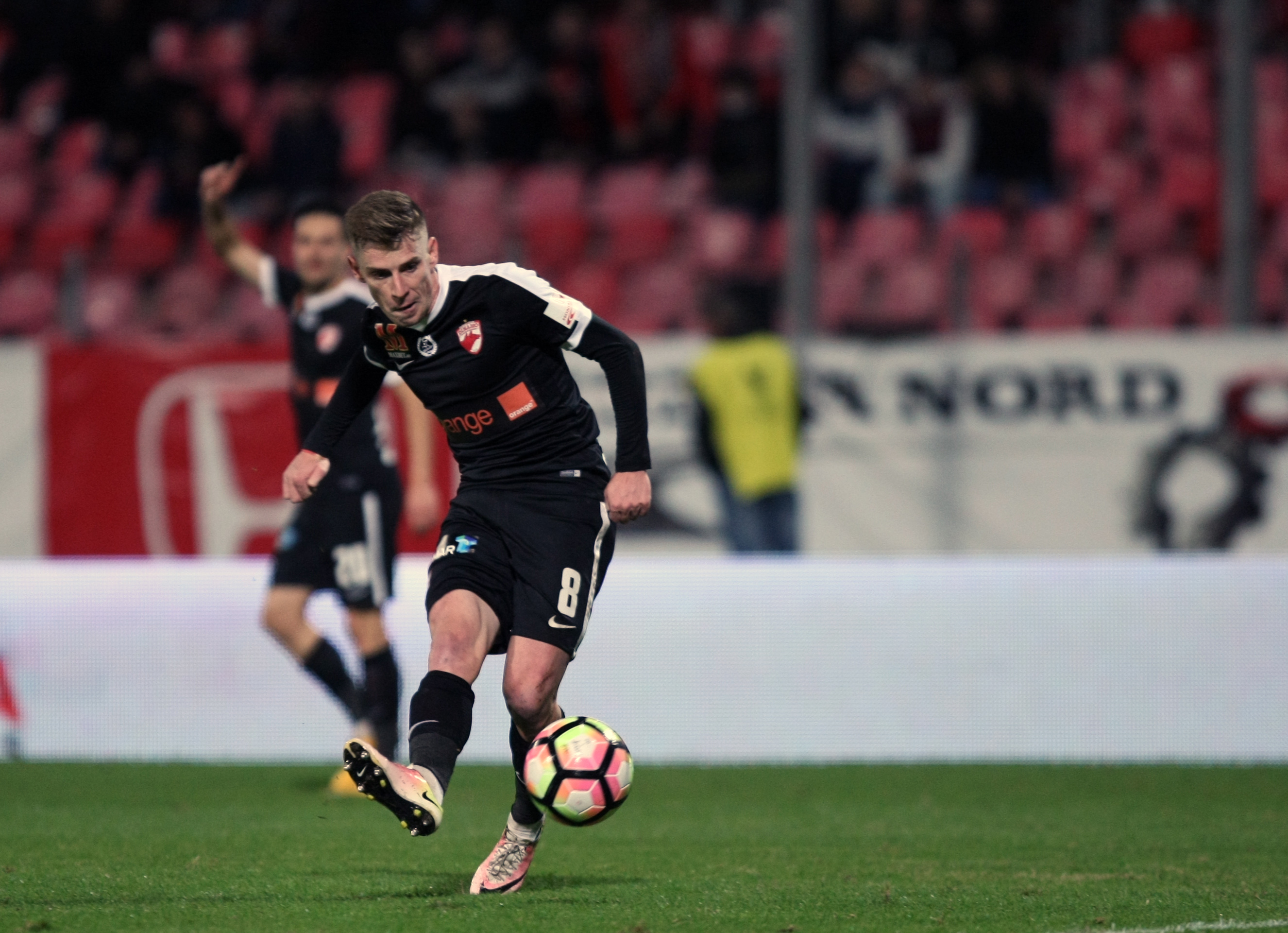 Liga 1, etapa 13. Dinamo - Pandurii 4-0. Autogol incredibil Lazar, ”dublă” Lazăr, plus Palici. ”Câinii”, în negru, în memoria lui Titi Frățilă. Fanii i-au cerut demisia lui Ando / VIDEO