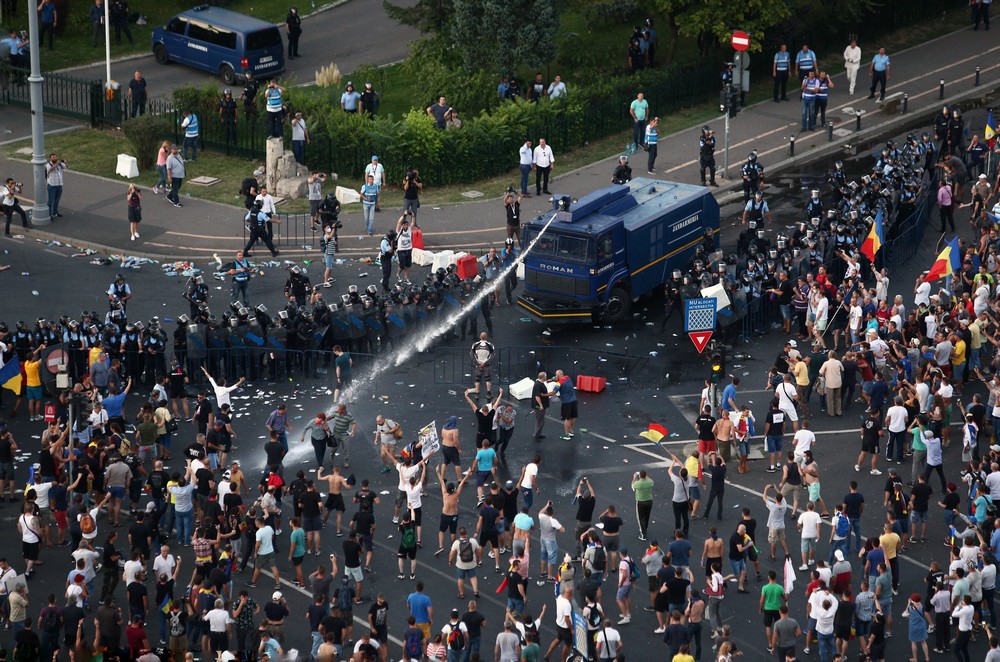 UPDATE. Război de stradă între jandarmi și huligani, în Piața Victoriei. 452 de persoane rănite / VIDEO&FOTO