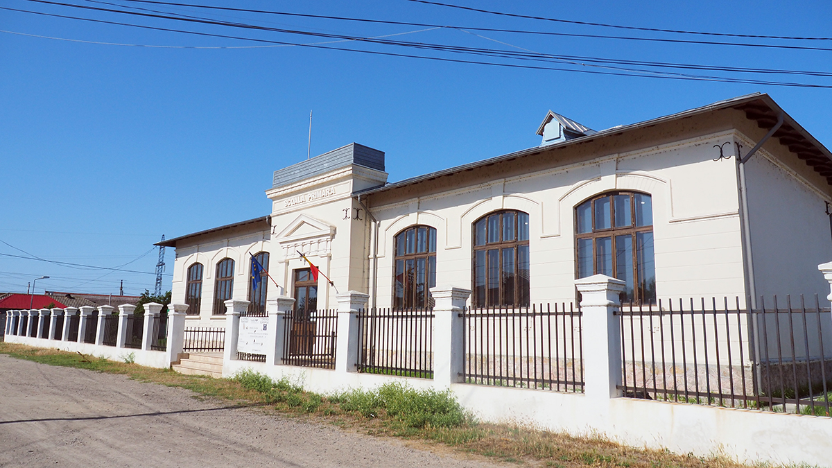 Urmașul unora dintre întemeietorii orașului Sulina știe toate poveștile despre începuturile vieții pe grinduri. Turcoaica și cafeneaua pe stâlpi de lemn, pirații mlaștinilor și raiul negustorilor