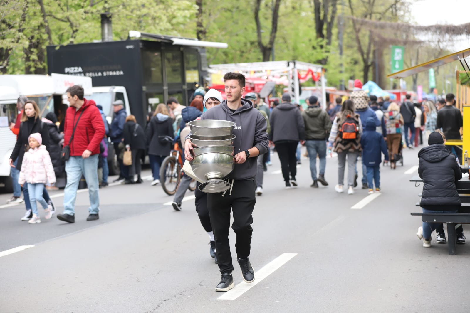Bucharest Street Food Festival a început. Ce găsiți pe Bulevardul Kiseleff: de la burgeri la paella, plus dulciuri pentru toate gusturile