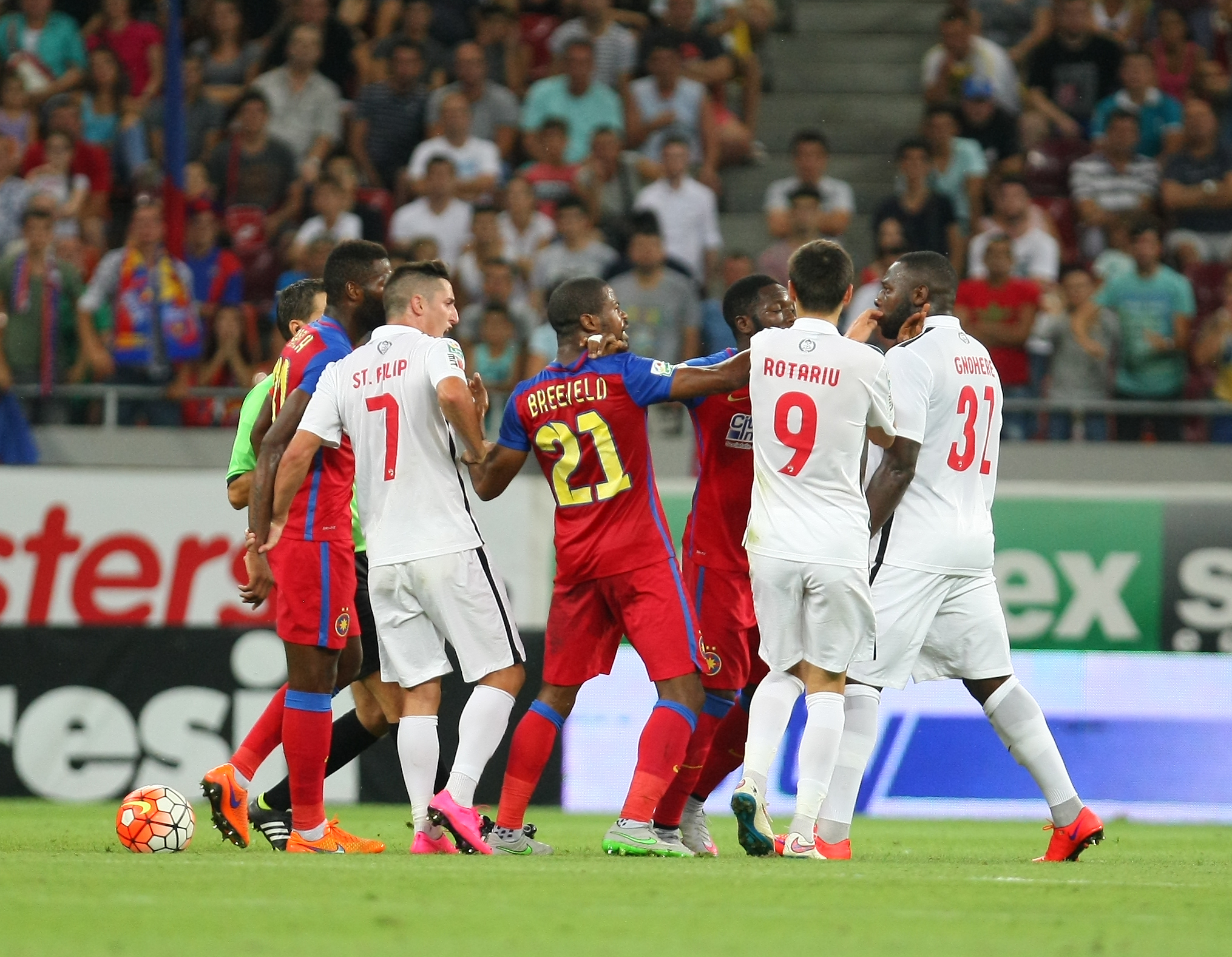 STEAUA - DINAMO 0-0. Derby bun, intens, dar nul! Meciul a început cu o reclamă la unguente contra reumatismului!