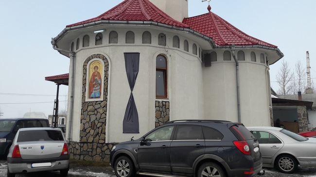 Pelerinaj la mormântul preotului Mihai Negrea care a crescut 117 copii. Flori și lumânări pentru părinte