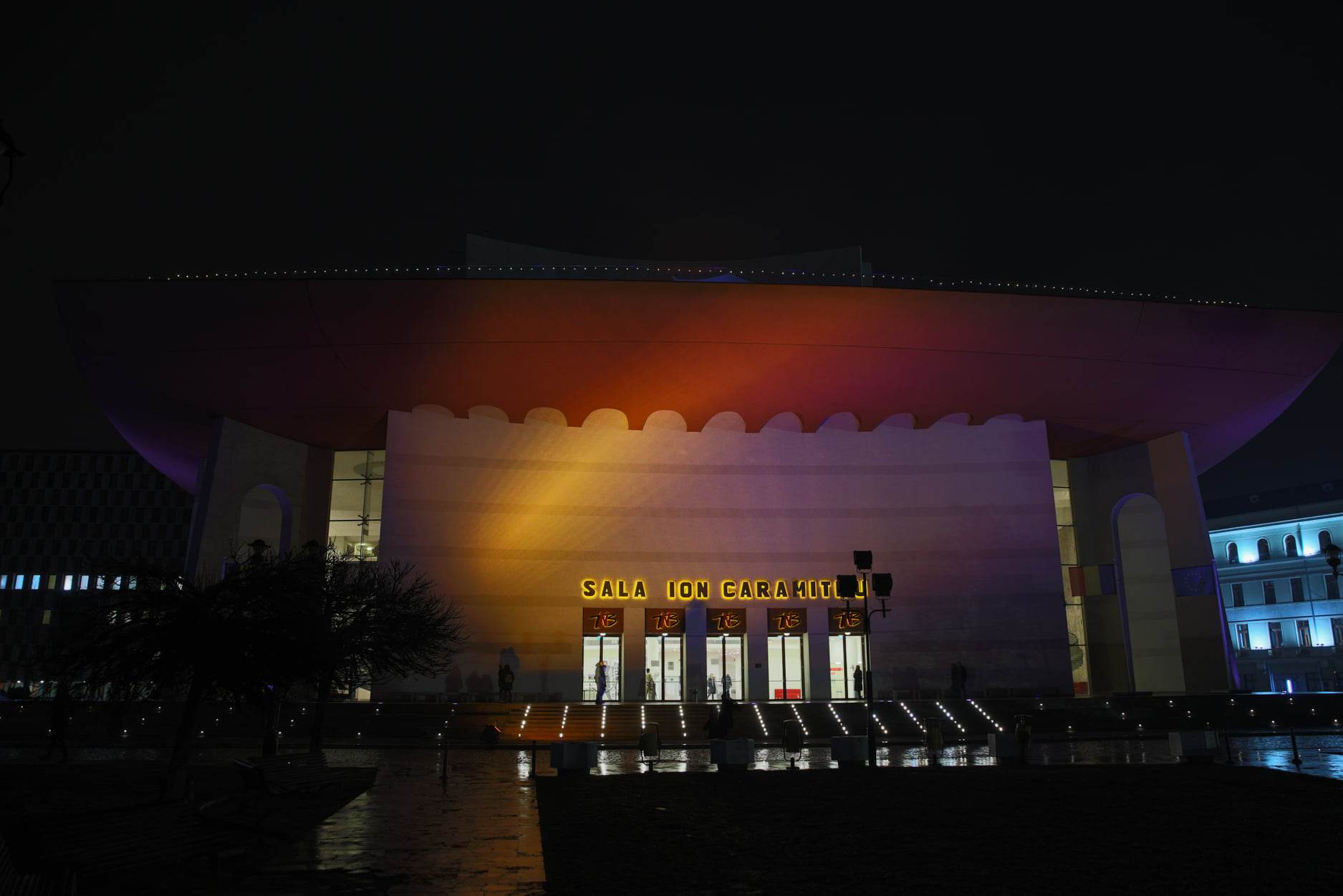 Palatul Victoria, luminat în portocaliu de Ziua Mondială a Luptei împotriva Cancerului