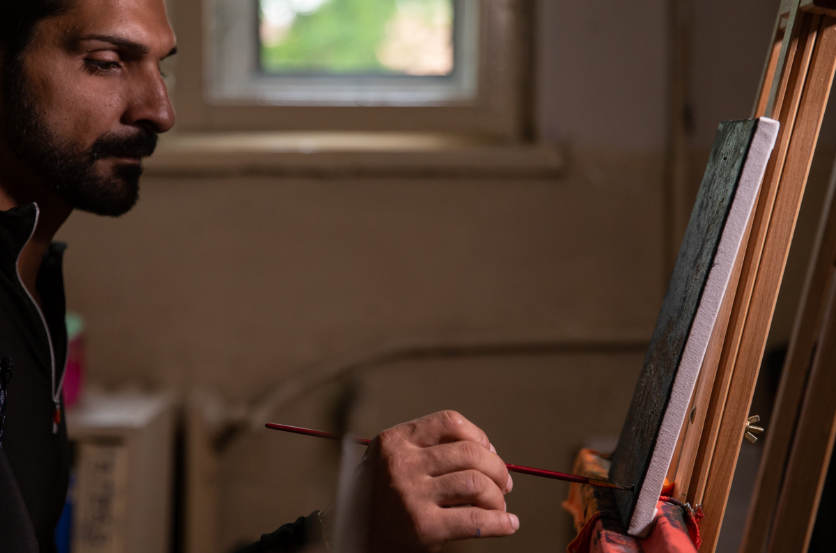 Un pictor fără școală, abandonat la naștere într-un centru de boli psihice din Argeș, are un talent unic în reproducerea tablourilor celebre