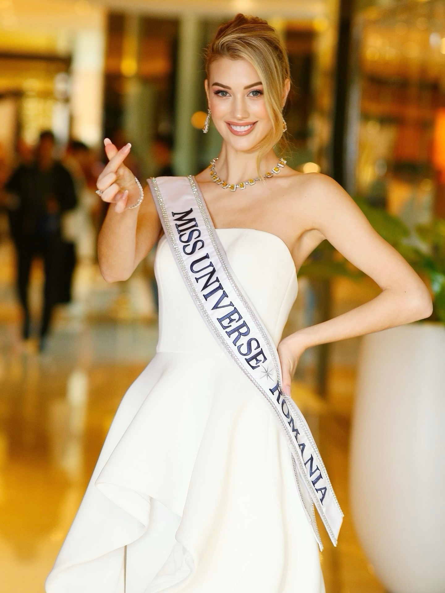 Cătălina Jacob, „îngerul” de la Miss Universe 2025. Românca a impresionat cu rochia aleasă