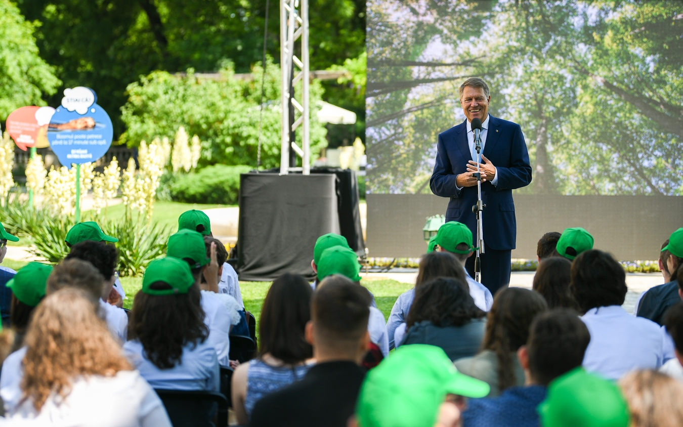 Președintele Iohannis a invitat elevii la Palatul Cotroceni, de Ziua Mediului; Au vizionat ”România Neîmblânzită” și au vorbit despre animale (FOTO)