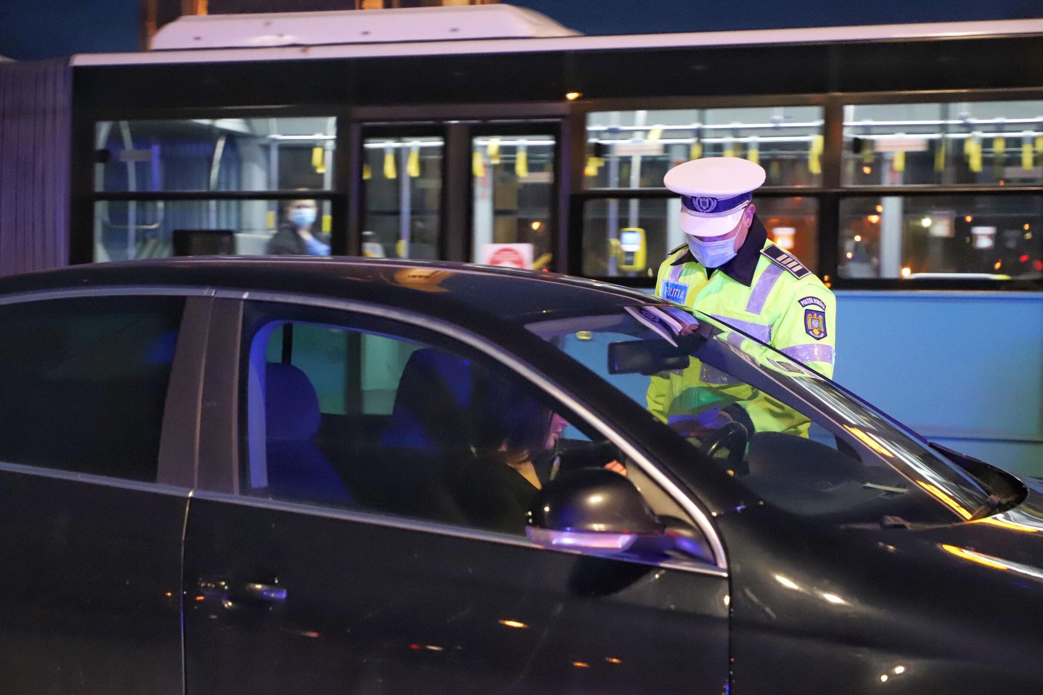 Zeci de filtre în București, în prima zi cu noile restricții. Circulația, restrânsă de la ora 20.00, în weekend