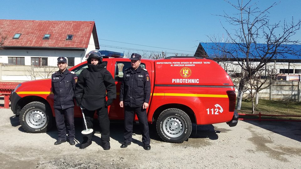 Bombă, descoperită în curtea unei biserici din Odorheiu Secuiesc. Muniția a fost ridicată de pirotehniști / FOTO