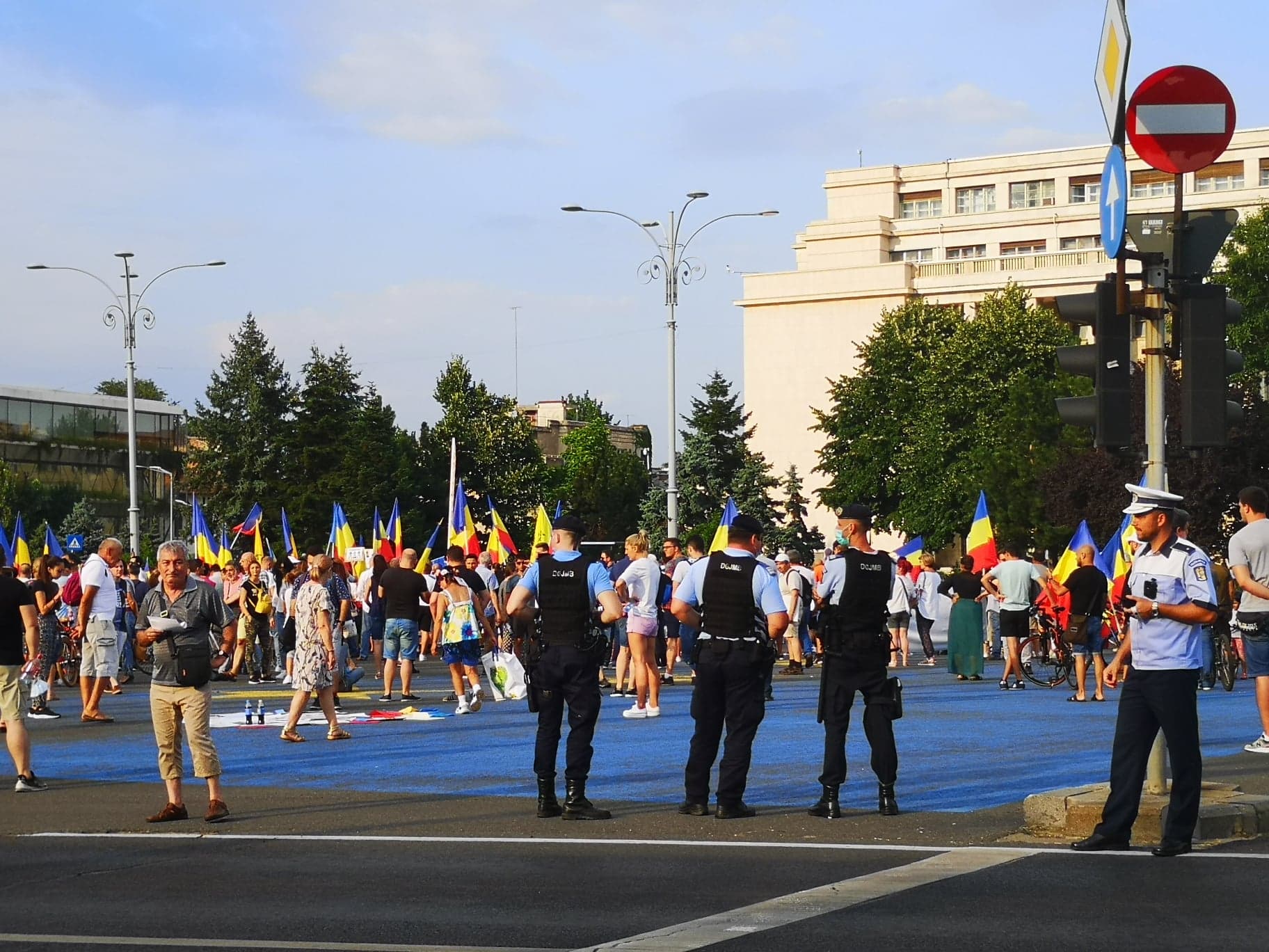 Miting împotriva legii carantinării și izolării, în fața Guvernului. ”Cred în Dumnezeu, nu în Covrig-19”. Raed Arafat, mesaj pentru protestari: ”Îi așteptăm la spital”