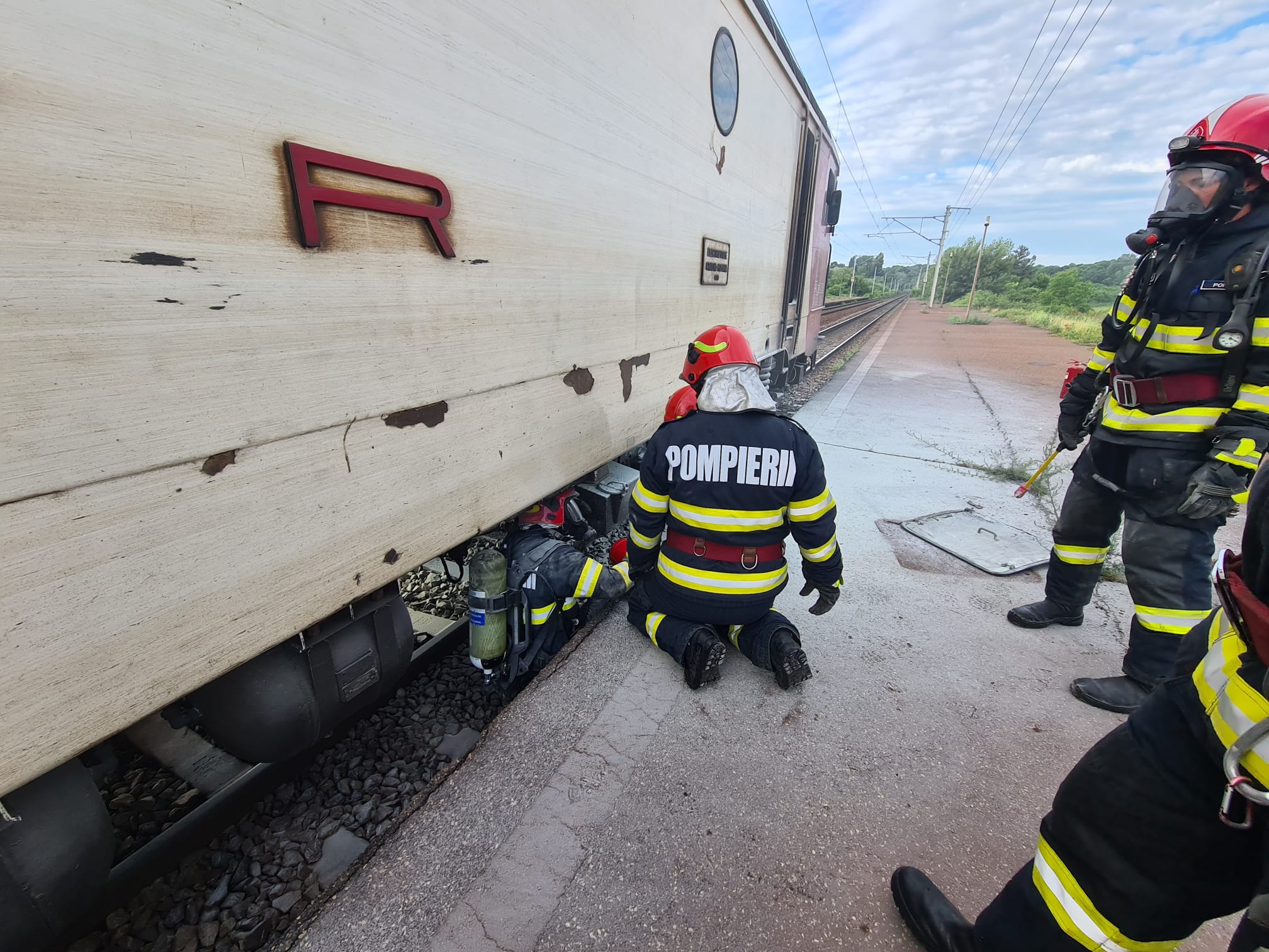 Locomotiva unui tren de călători a luat foc în județul Prahova, pe ruta Brașov - București Nord. Pasagerii s-au autoevacuat