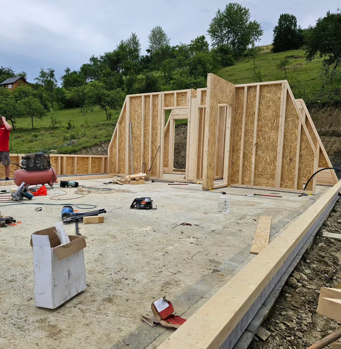 Cum arată casa lui Cosmin Seleși din Maramureș. Anul trecut a început construcția, iar acum a finalizat-o