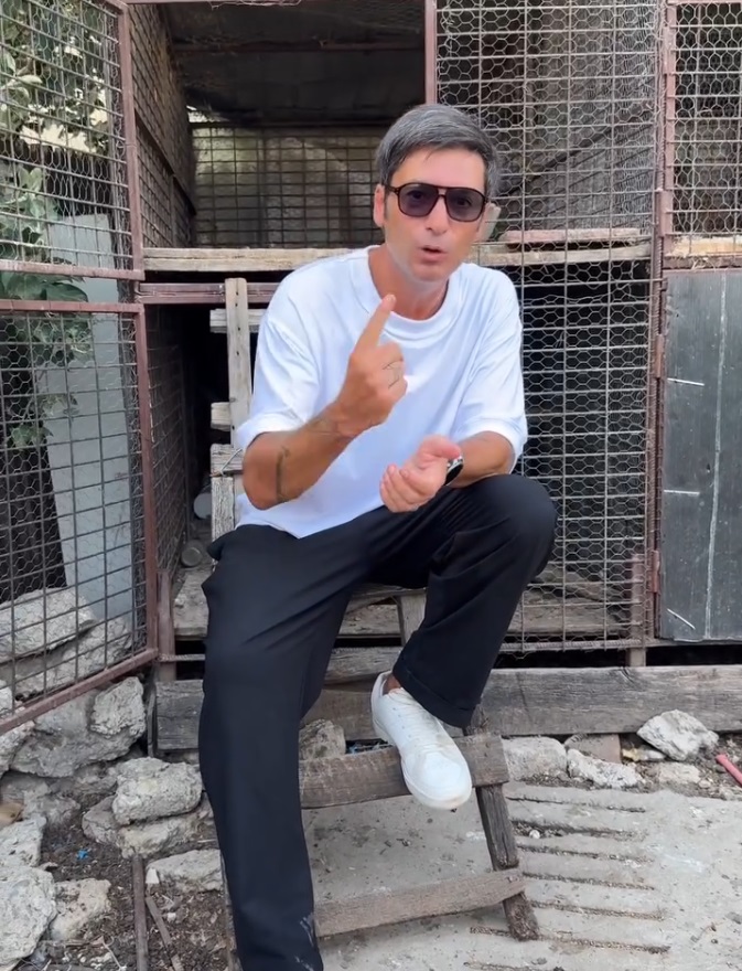 Imaginea cu Radu Vâlcan în coteț, înainte de premiera „Insula Iubirii”, sezonul 9, i-a uimit pe fani. Anunțul făcut printre găini: „Am ajuns la țară”