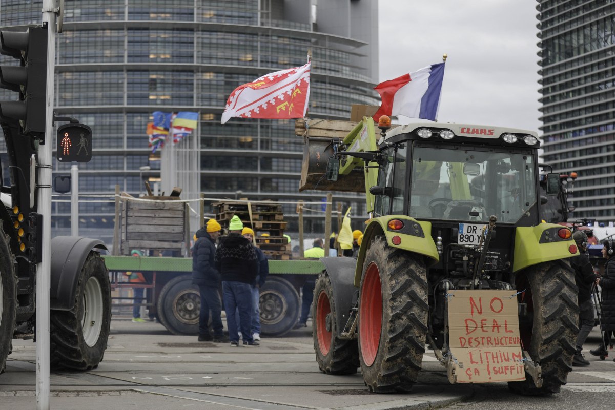 Protest al fermierilor francezi în fața Parlamentului European de la Strasbourg. Iohannis va rosti miercuri un discurs în PE
