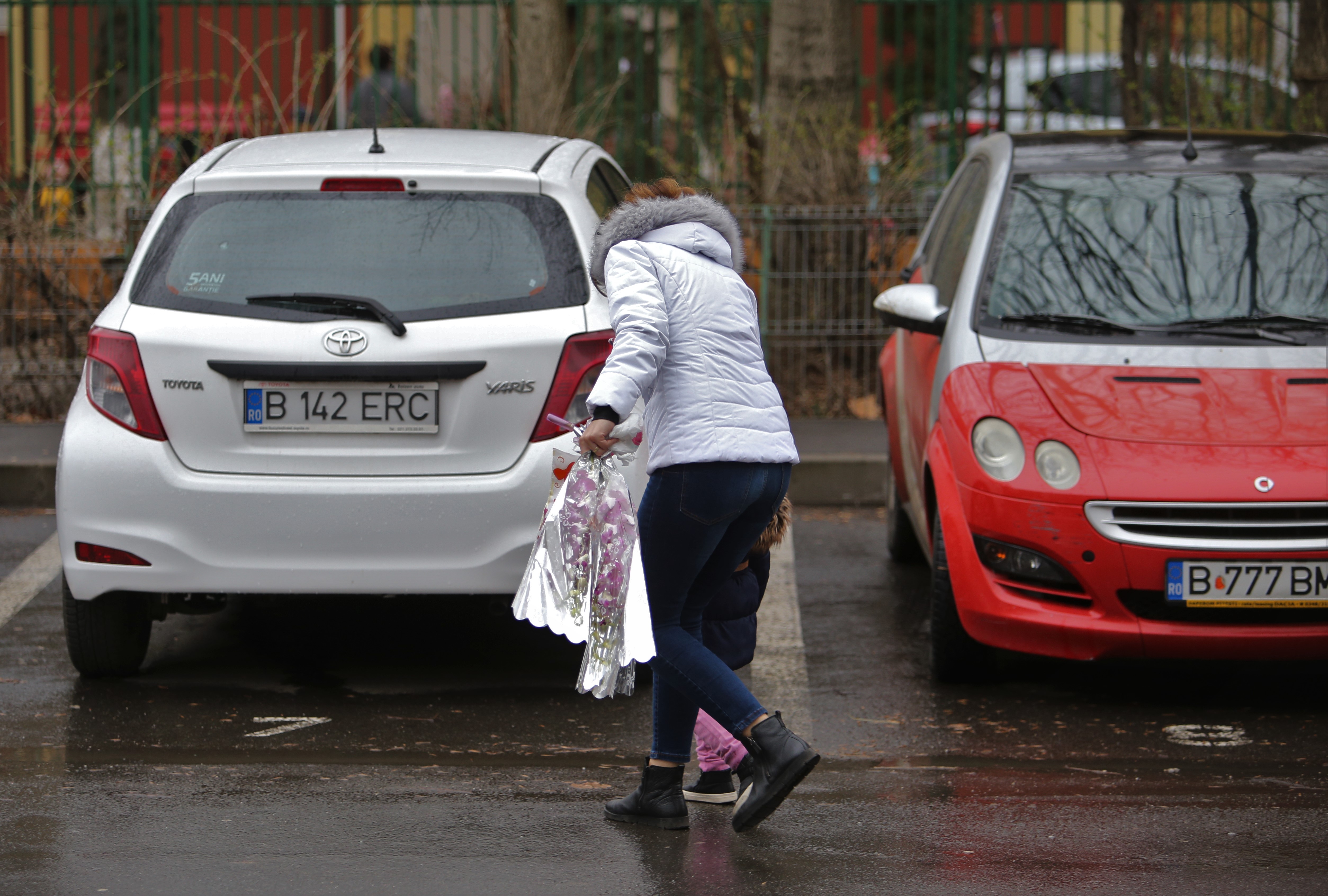 Flori și mărțișoare la școală. Cum a arătat 1 Martie în București, după disputa autorităților pe tema simbolului primăverii
