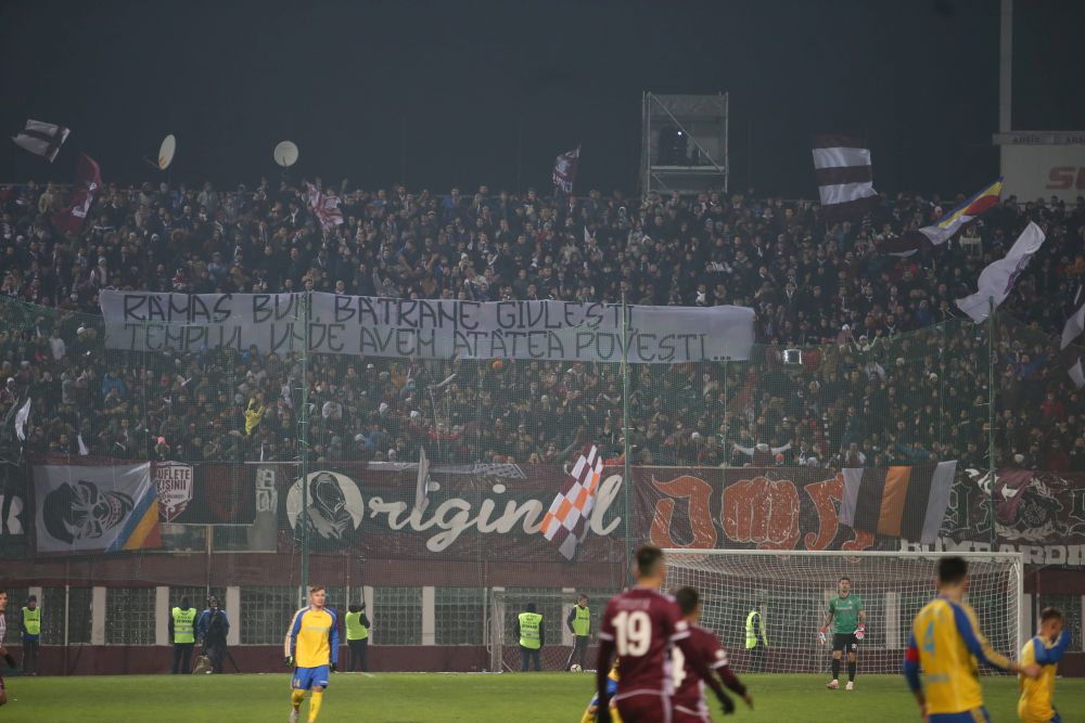 FOTO/Daniel Pancu, în genunchi în fața fanilor rapidiști! Declarație de dragoste pentru suporteri, la ultimul meci oficial pe stadionul Giulești: „De asta nu am jucat la Steaua, la Dinamo, datorită lor!”