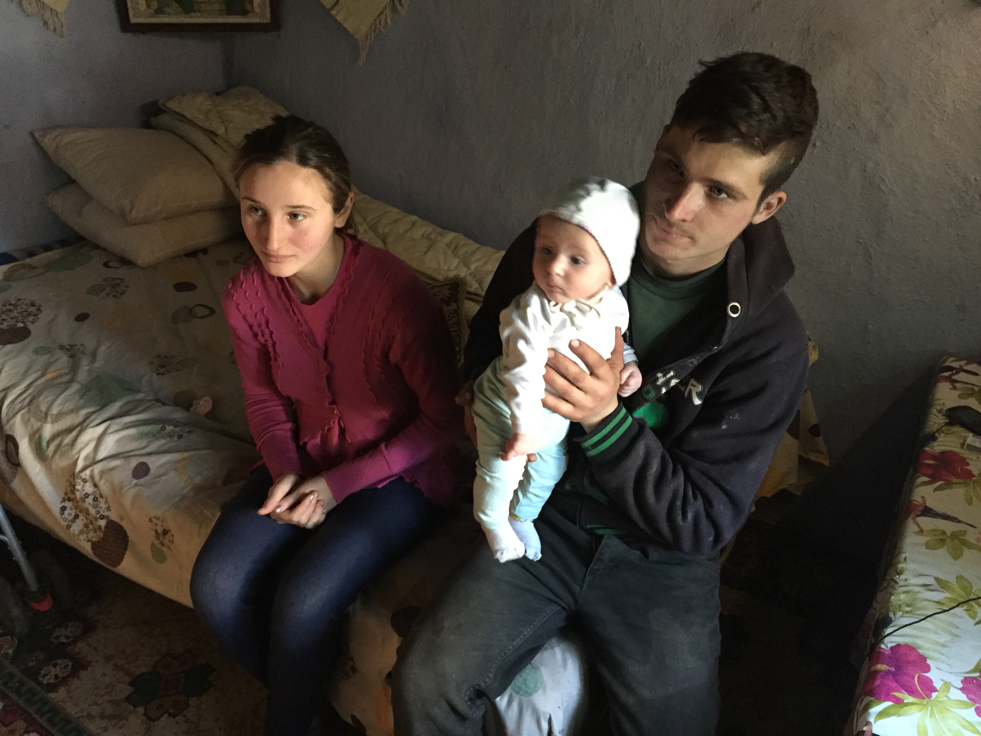 Anamaria nu are buletin, dar a luat deja viața în piept! Este mamă la 13 ani și își crește copilul într-un fost grajd!