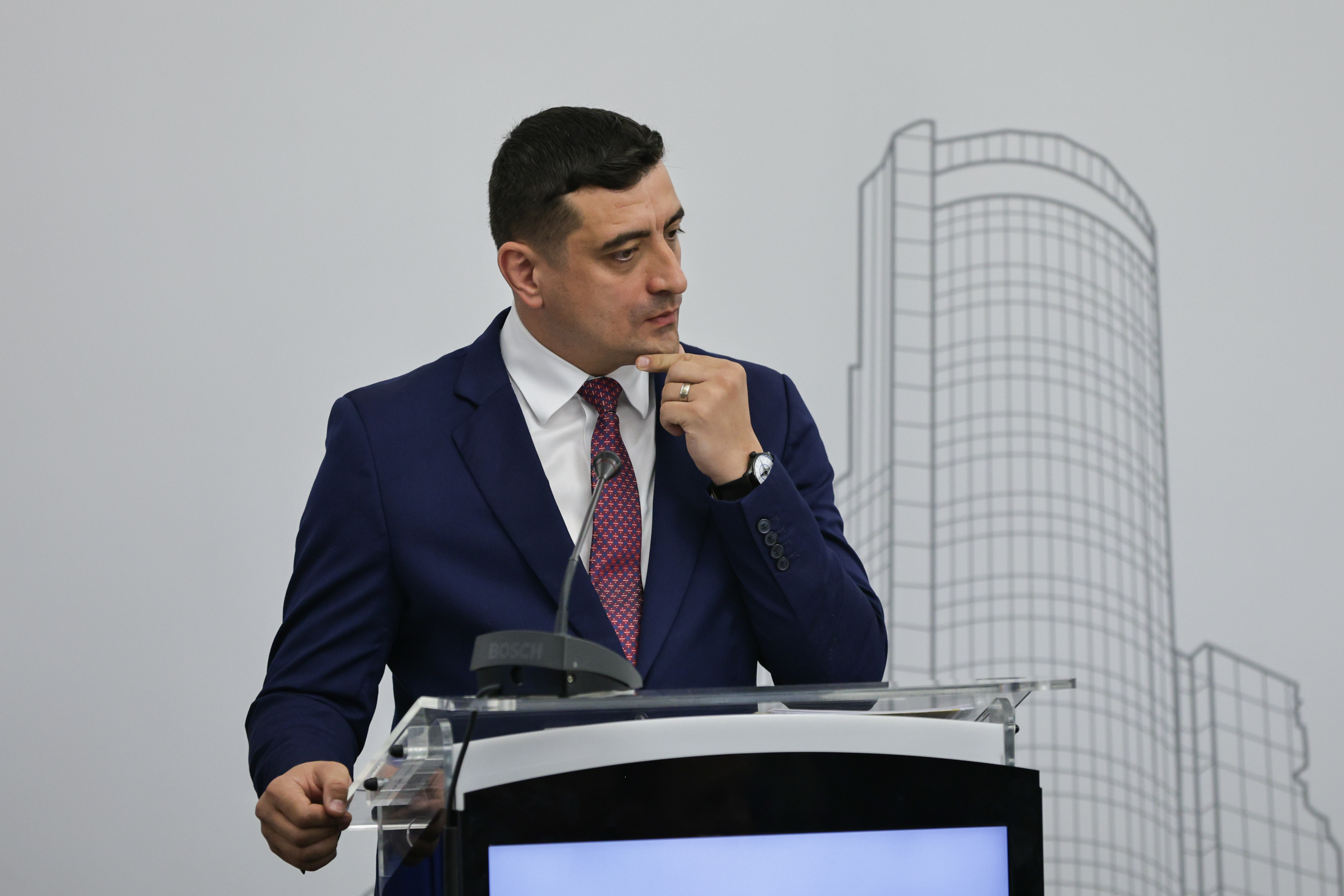 Cultul personalității la George Simion: de la „armata” care-l păzește de jurnaliști la autopromovarea insistentă a întâlnirilor cu lideri europeni REPORTAJ