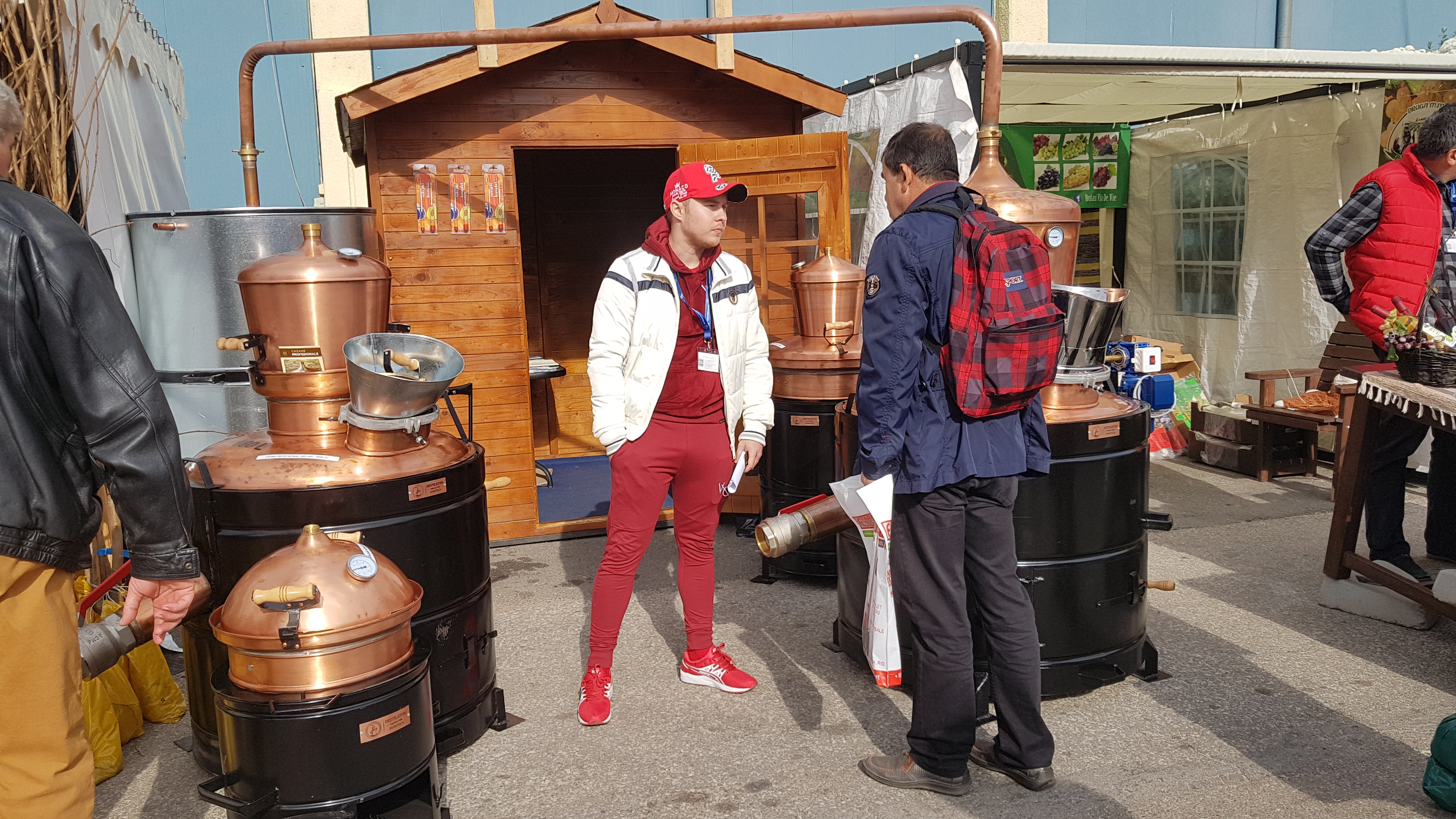 S-a deschis sezonul țuicii! Noua generație de tărie. Un bucureștean și-a făcut o afacere cu cazane de țuică cu motor și cilindru de răcire