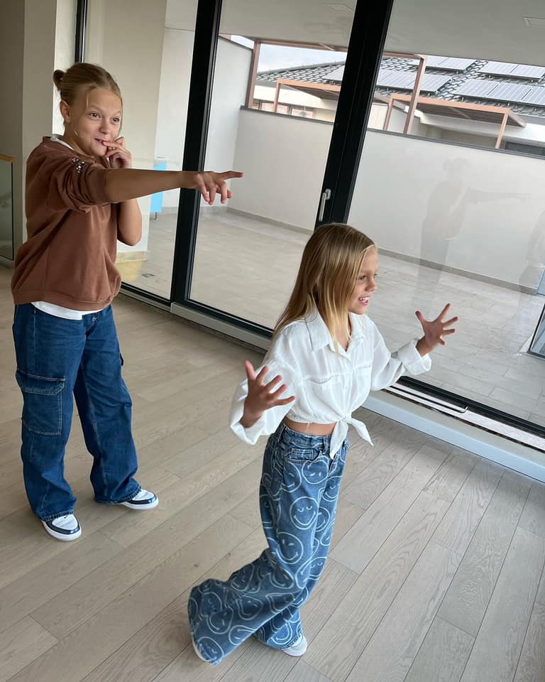 Andreea Perju s-a mutat într-o nouă casă. Imagini din locuința vedetei: „De ani de zile tot strâng”