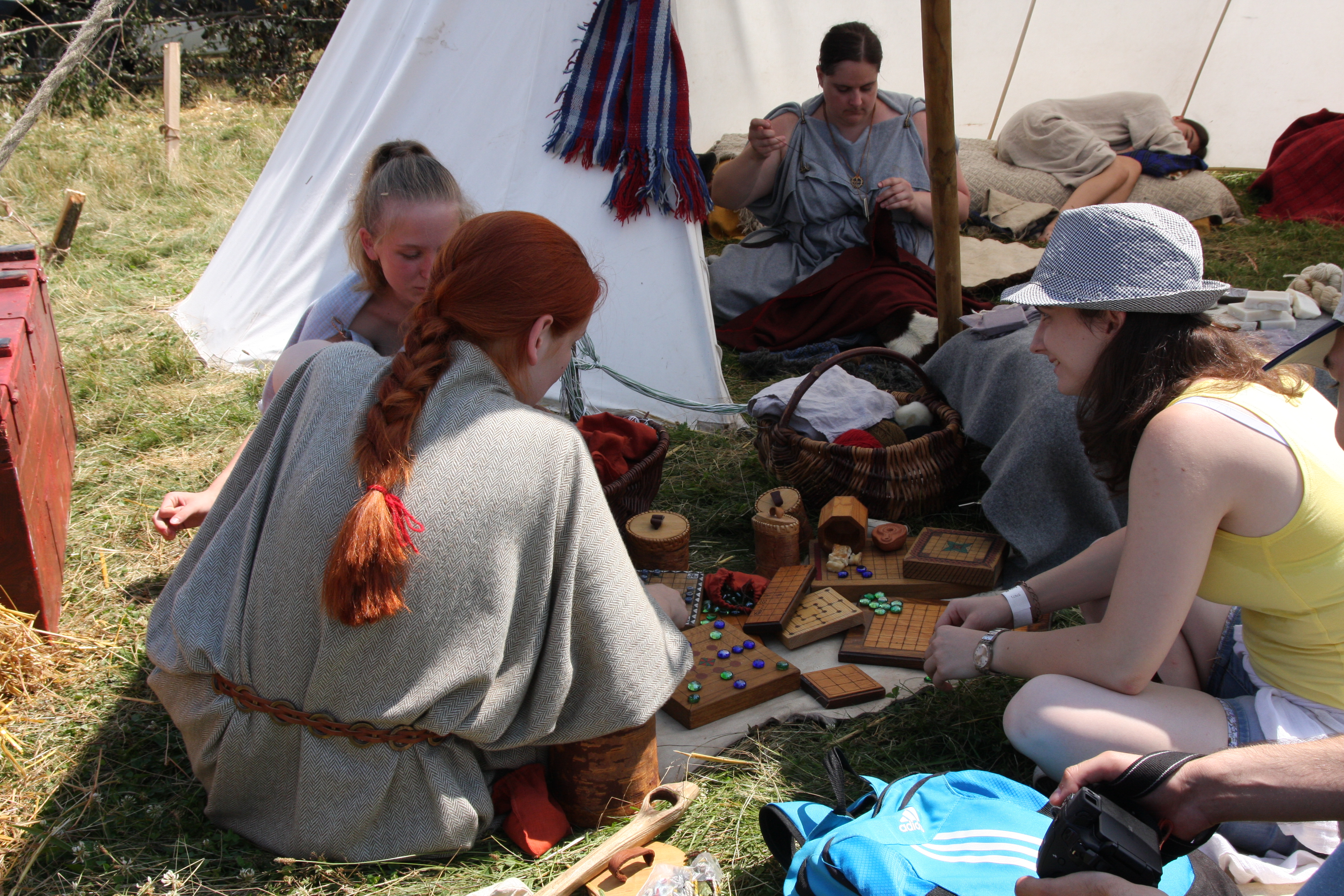Bijuterii din dinți de nutrie la unicul festival celtic din Europa de Est | GALERIE FOTO