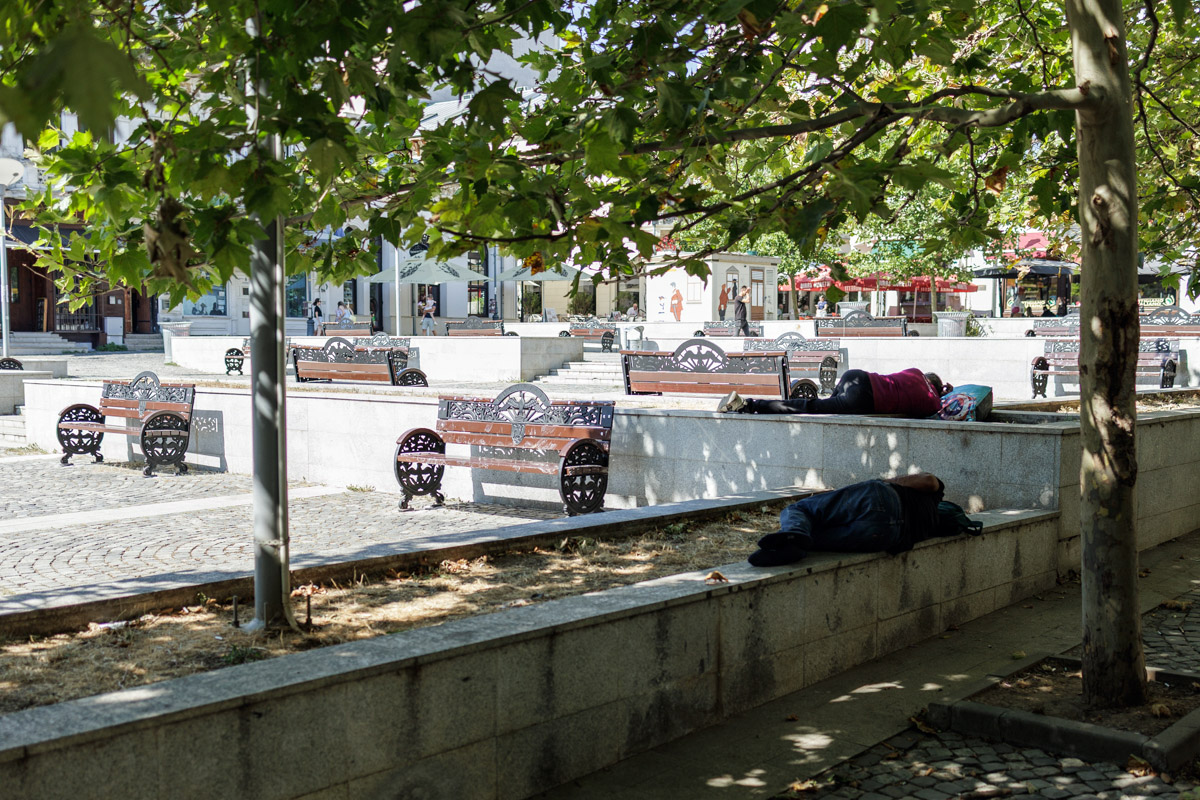 Curățarea Centrului Istoric a început, dar nu se vede. Cea mai profitabilă zonă turistică din București arată deplorabil