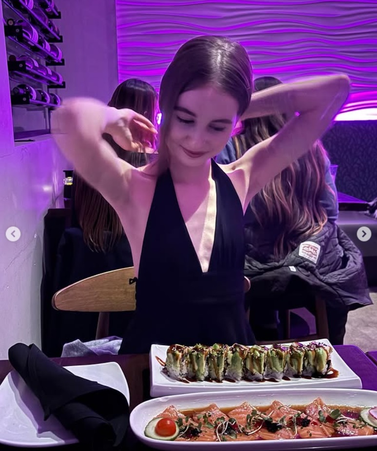 Irina Columbeanu, prima apariție la 18 ani. Îmbrăcată într-o rochie foarte decoltată și cu o geantă de zeci de mii de euro, a sărbătorit la restaurant