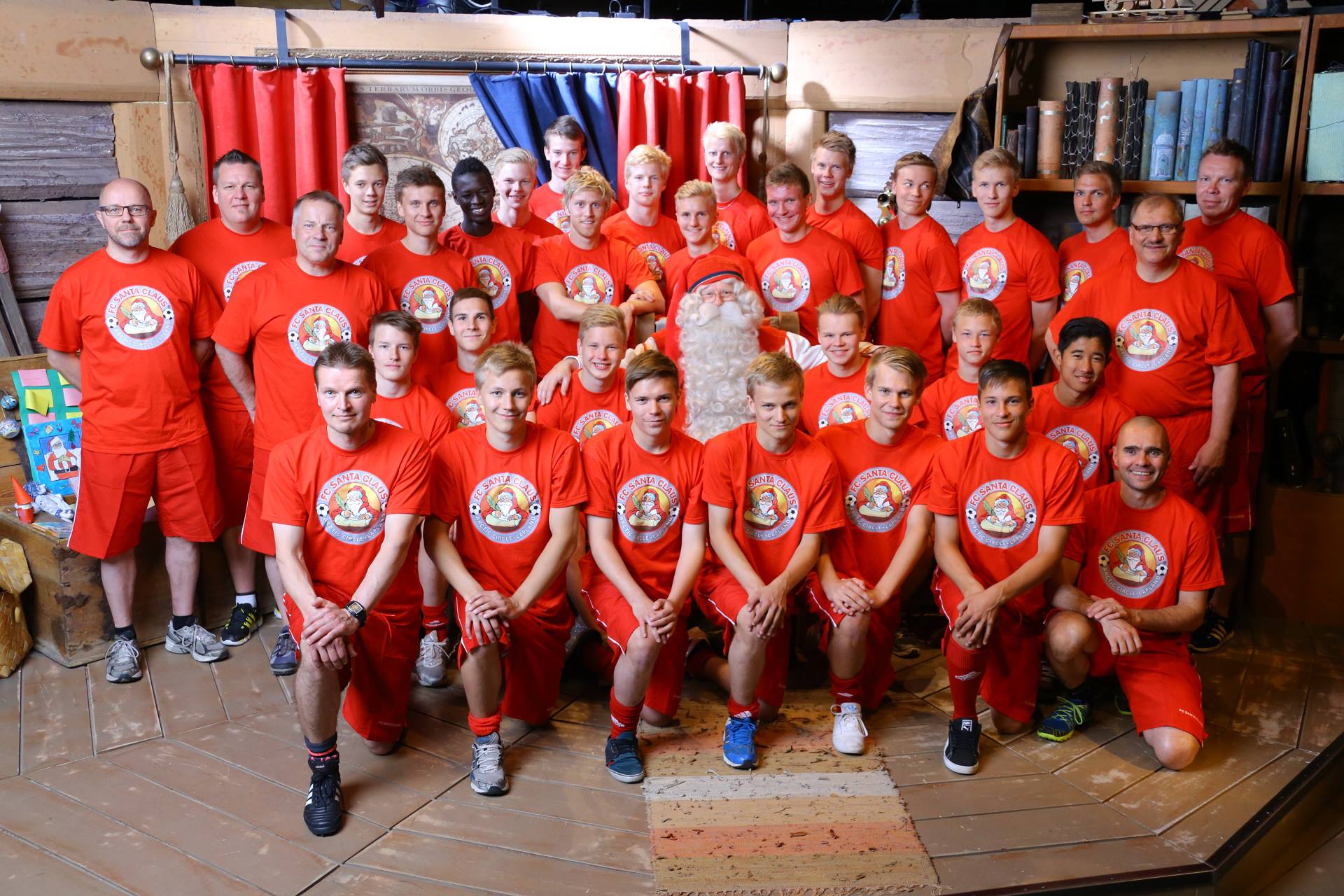 FOTO&VIDEO / Istoria echipei de fotbal a lui Moș Crăciun. De la faliment, la chinezi și la fotbal feminin! Cine e românul care ar fi putut ajunge la ei