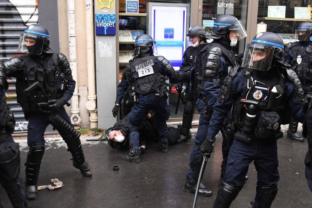 Proteste violente în Franța și Turcia, de Ziua Muncii. Sute de protestatari au fost reținuți