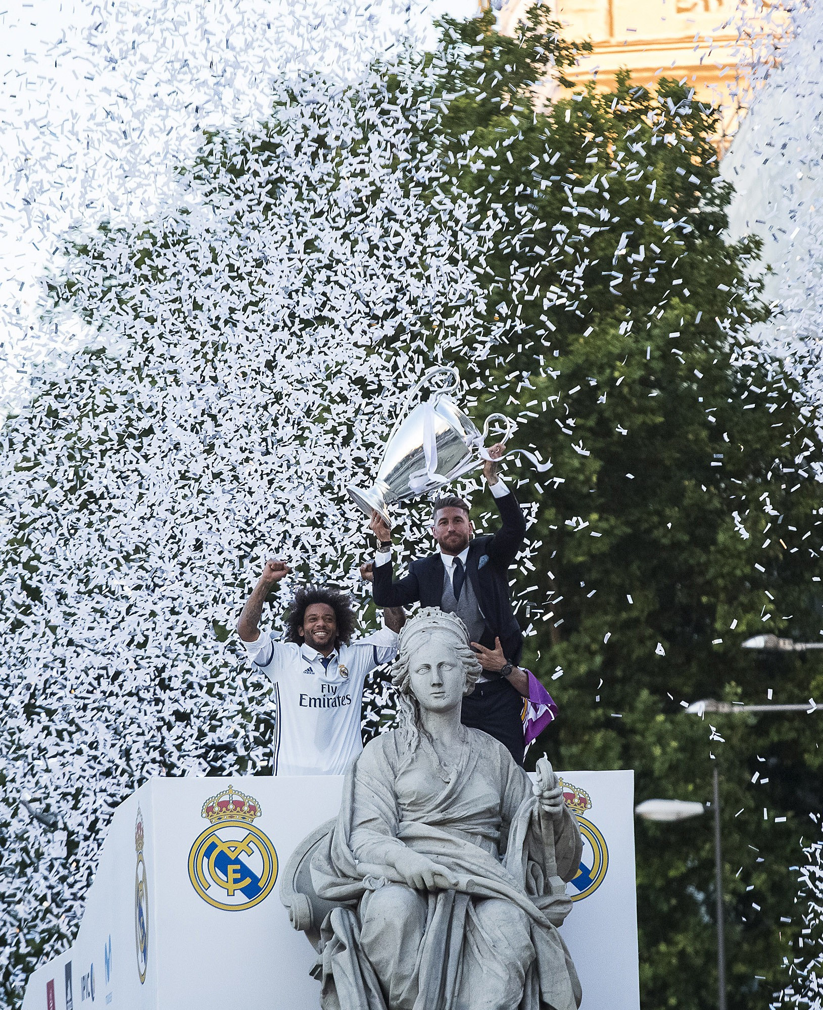 Fotbaliștii lui Real au fost primiți ca niște eroi la Madrid. Mii de fani au ieșit pe străzi să vadă trofeul Champions League / FOTO&VIDEO