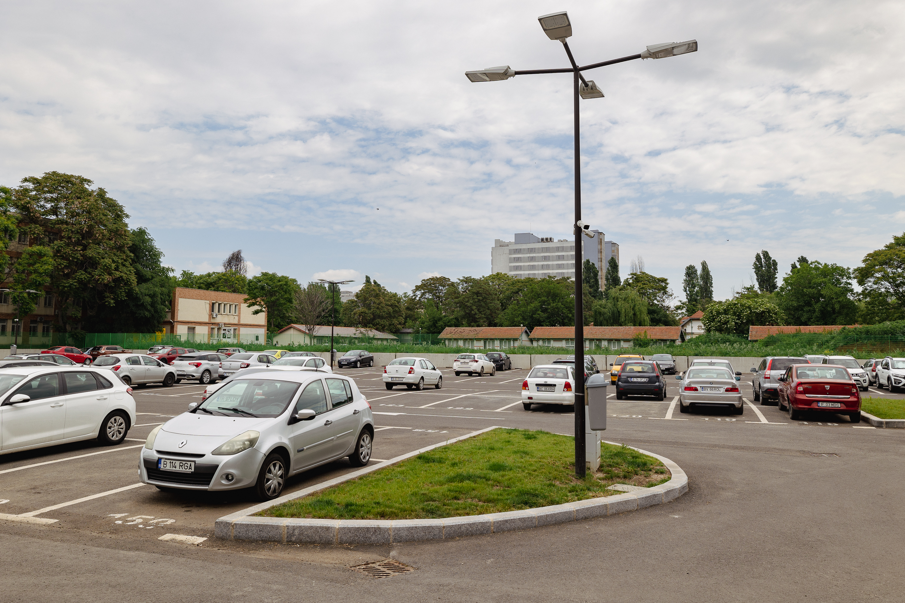 EXCLUSIV | Cum a luat Primăria Sectorului 4 de la bolnavi și a dat la șoferi un teren din proprietatea Spitalului „Obregia”. ASSMB: „În scopul dezvoltării infrastructurii sanitare”