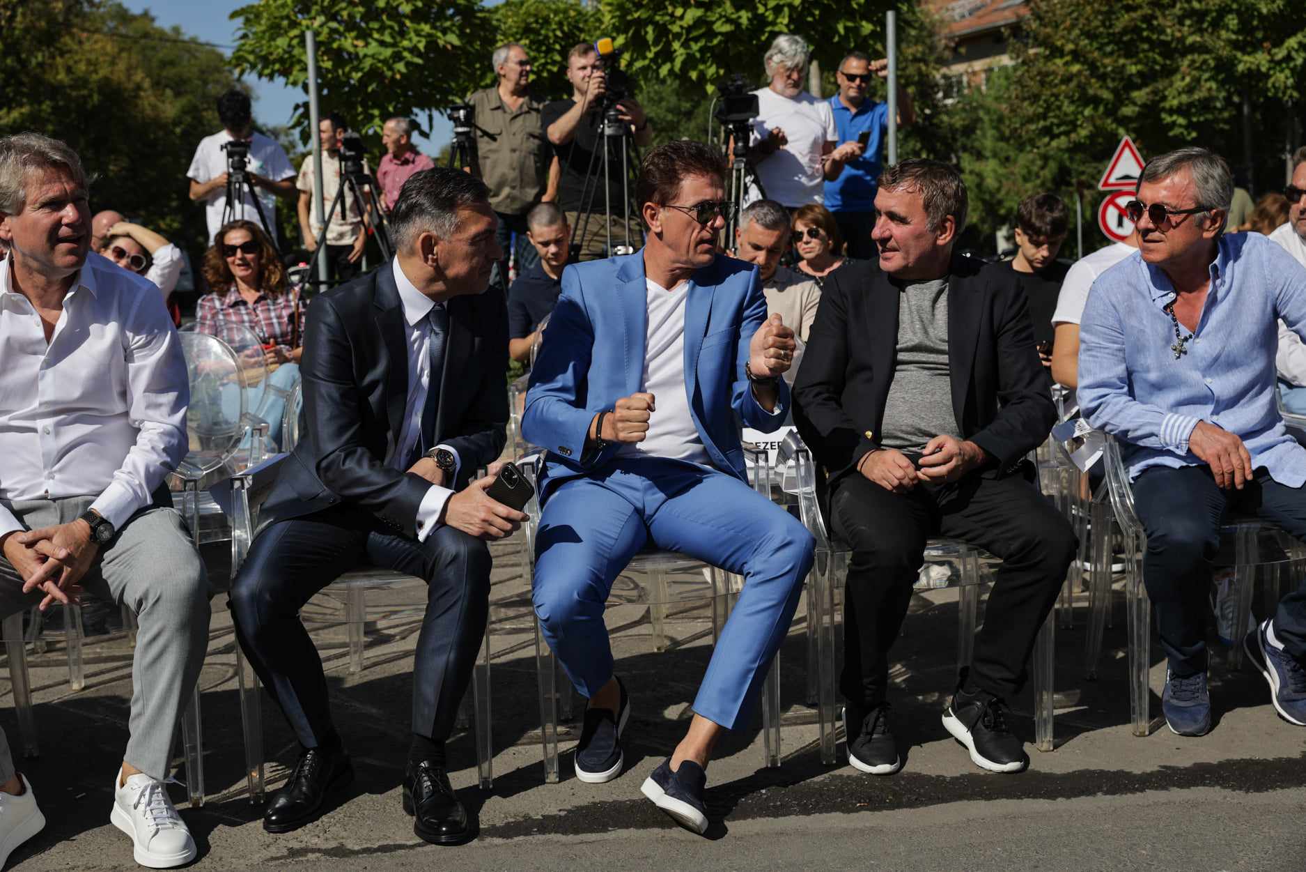 Monumentul dedicat Generației de Aur a României a fost inaugurat în fața Arenei Naționale. Este o poartă de fotbal uriașă