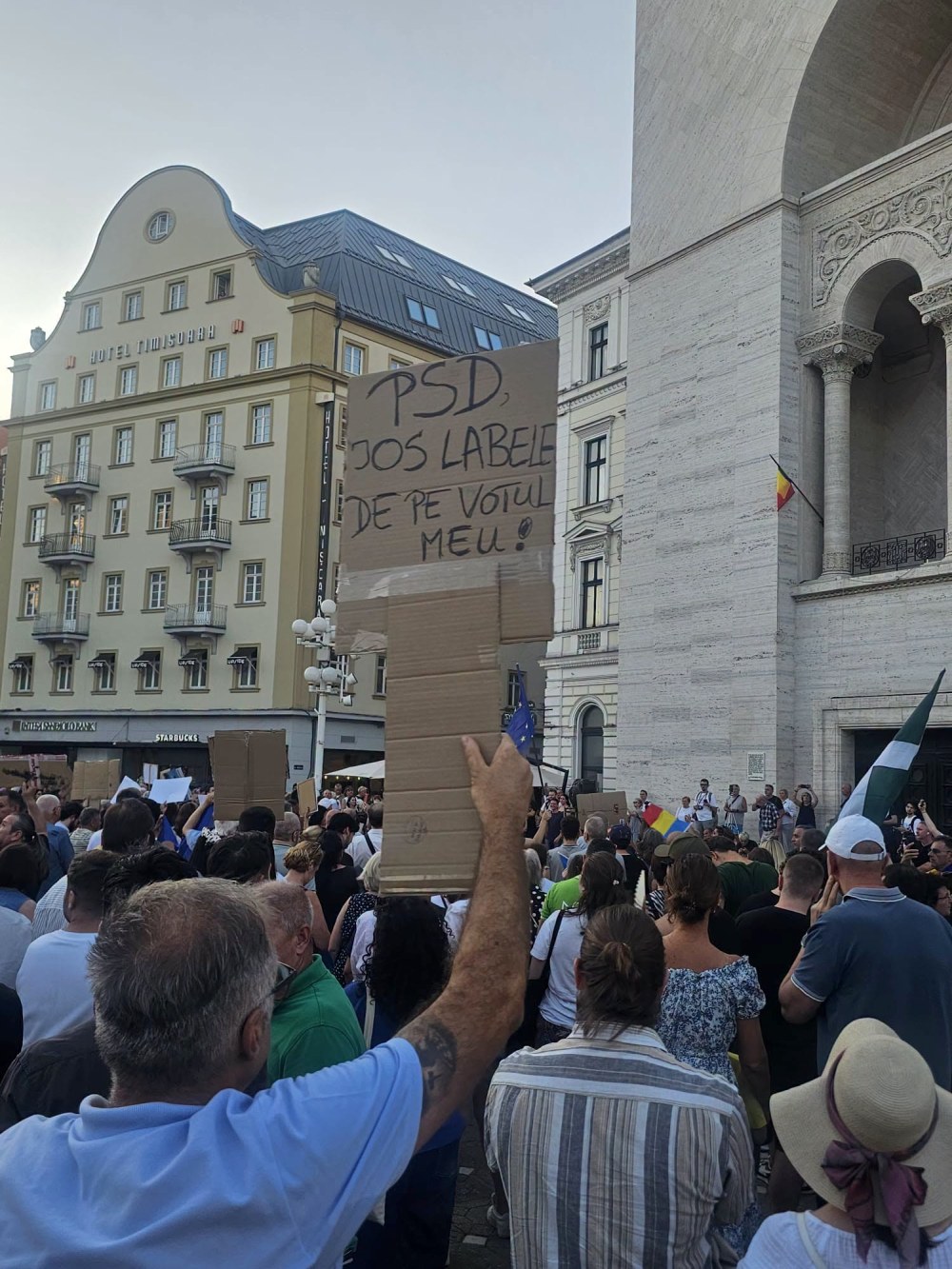 Câți oameni au manifestat la Timișoara pentru Dominic Fritz, care le-a cerut să „scrie pe social media despre revolta” lor și să iasă la protest după decizia CCR