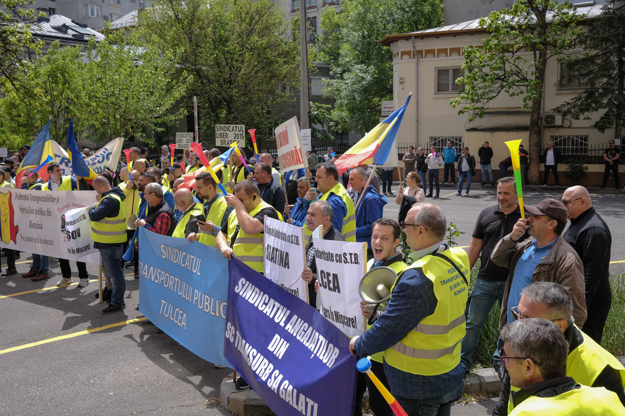 Protest STB, în București: „Ați distrus familiile noastre pentru interesele voastre”. George Simion, președintele AUR, prezent la miting