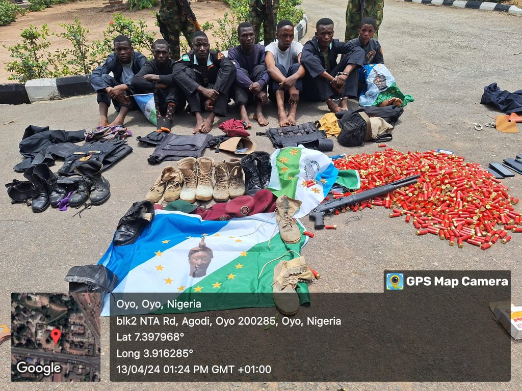 Suspected Yoruba nation agitators invade Oyo govt secretariat in army uniform [Twitter:@HQNigerianArmy]