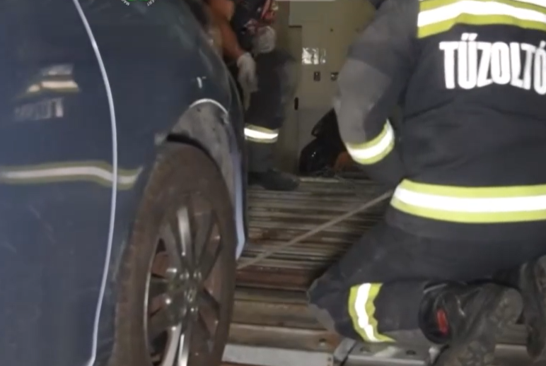 Tolatás közben gázolta el párját egy nő Zuglóban: a tűzoltók szabadították ki az autó alá szorult férfit - videó