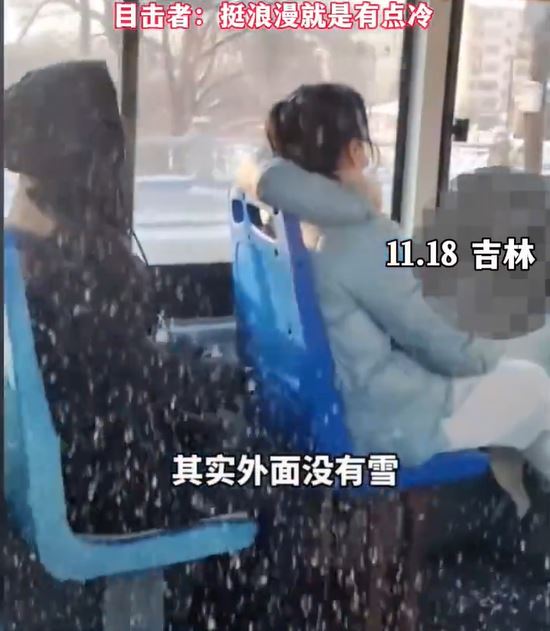 Imagini dintr-un autobuz în care ninge, în China. Autorități: „Era un pic cam vechi”. Călător: „A fost rece, dar destul de romantic”