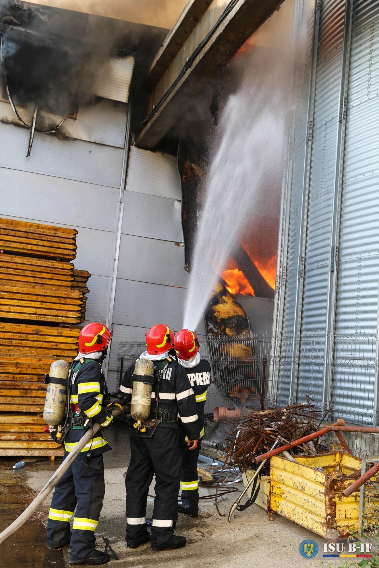 VIDEO | Un pompier și-a riscat viața pentru a salva o pisică dintr-un incendiu puternic. “Vă rog să-mi spuneți că trăiește”