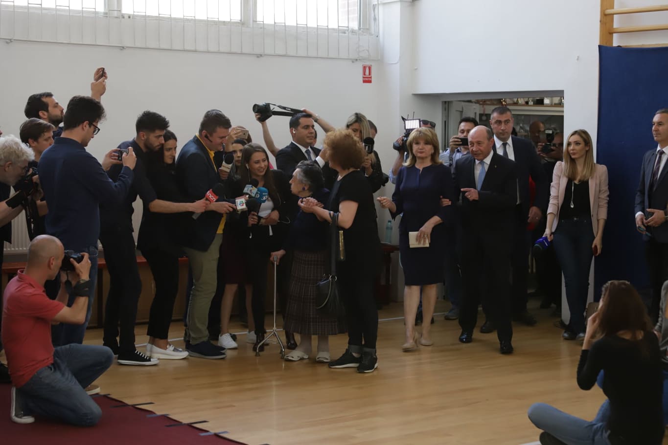 FOTO/ O bătrână de 97 de ani a mers să voteze în același timp cu Traian Băsescu