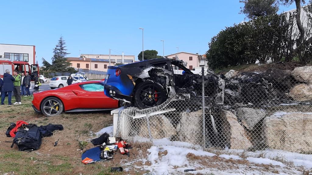 Două Ferrari care se întreceau pe un drum de țară din Italia au ratat o curbă și au zburat în gardul unei vile, apoi unul a luat foc | VIDEO