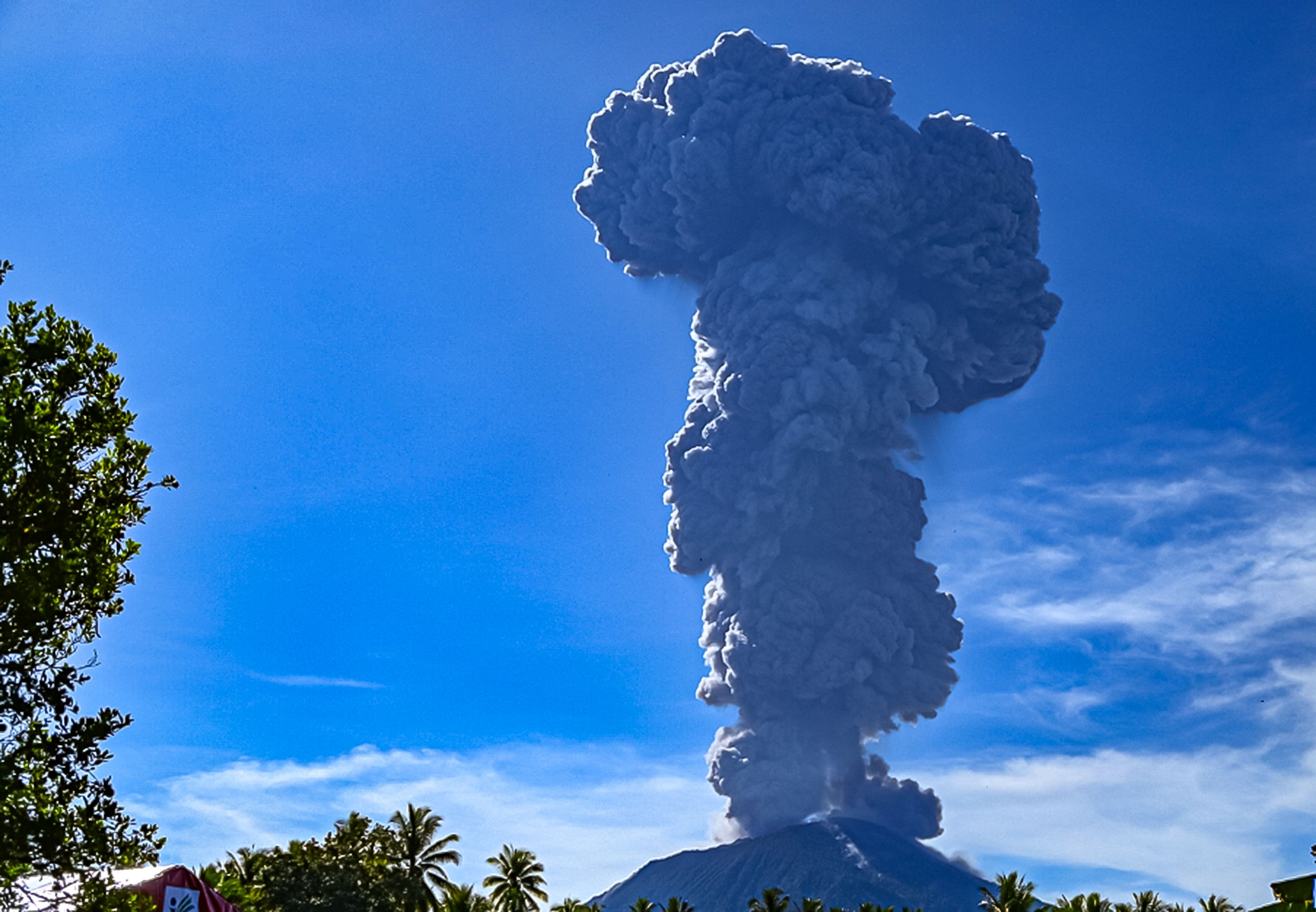 Erupție spectaculoasă a vulcanului Ibu din Indonezia. Fulgere violet în jurul craterului și coloane de cenușă ce se ridică la peste 4 km