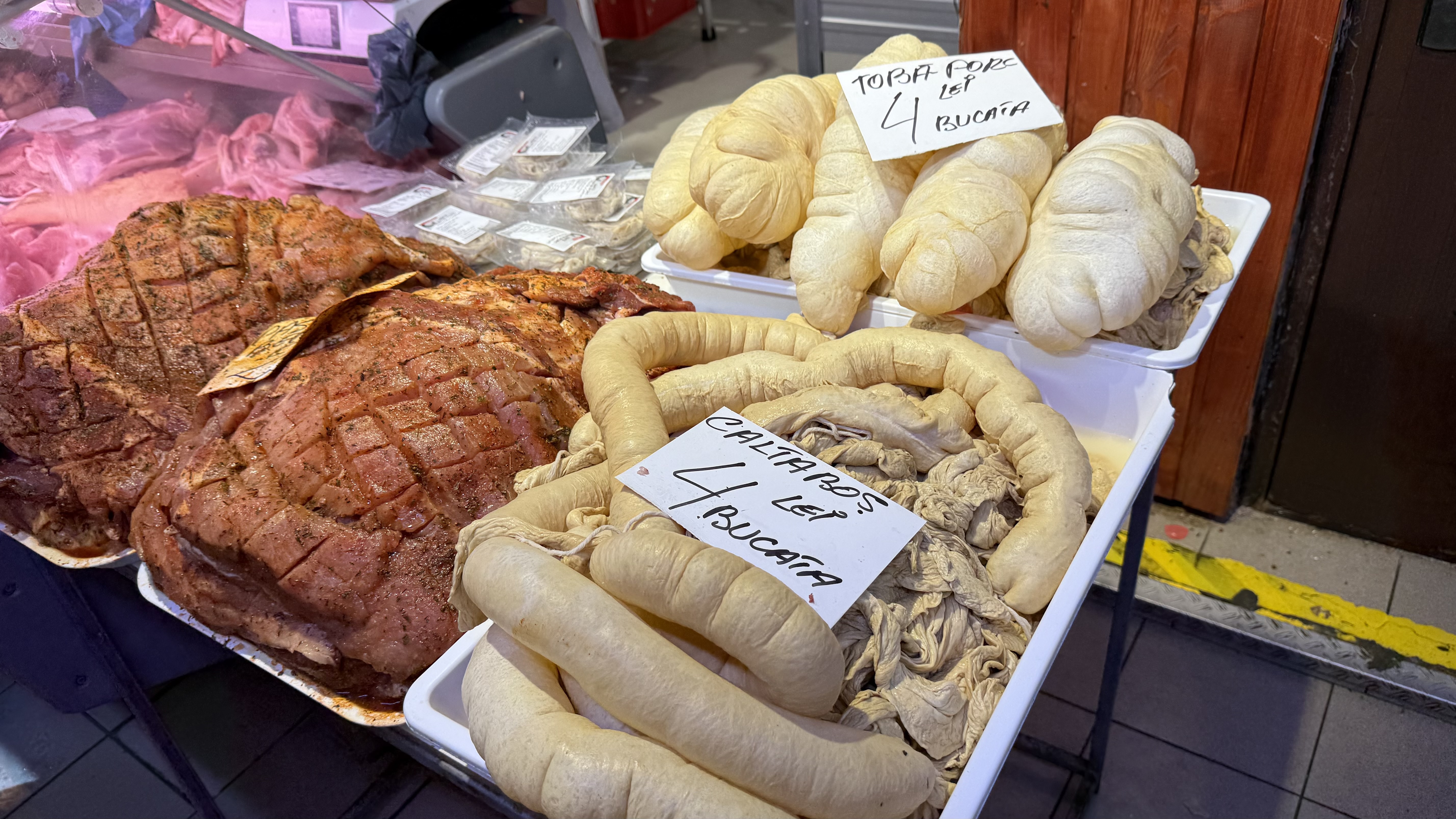 A început bătălia pentru carnea de porc. Reportaj în hala Obor: cât ne costă preparatele pentru sarmale și tobă?